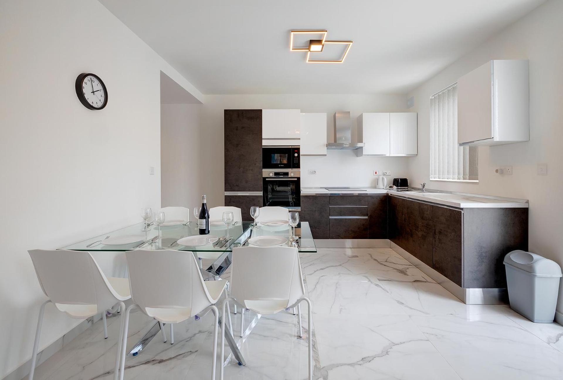 Splendid 2BR Apartment in central St Julians photo 4