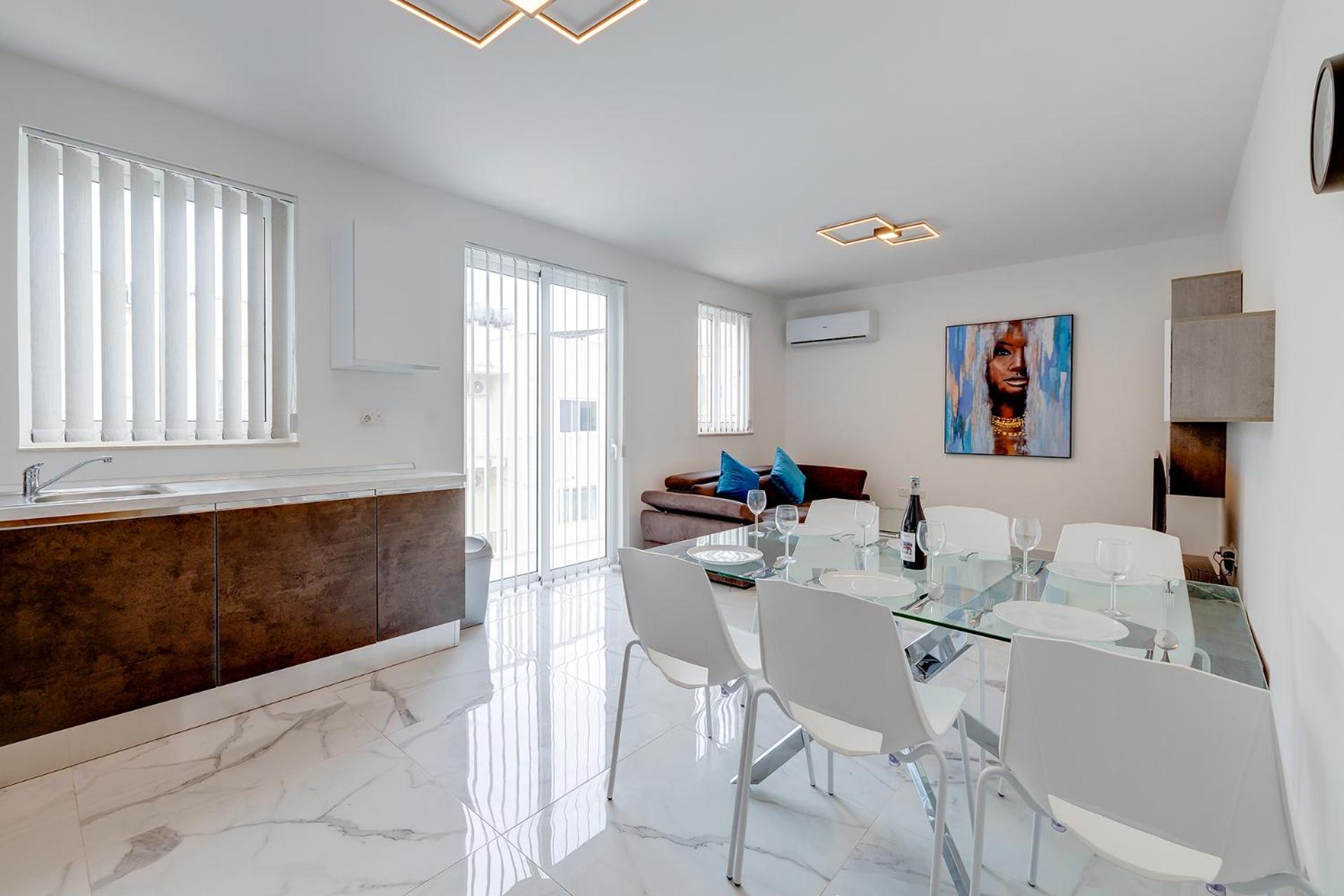 Deluxe Apartment steps to St Georges Bay photo 3