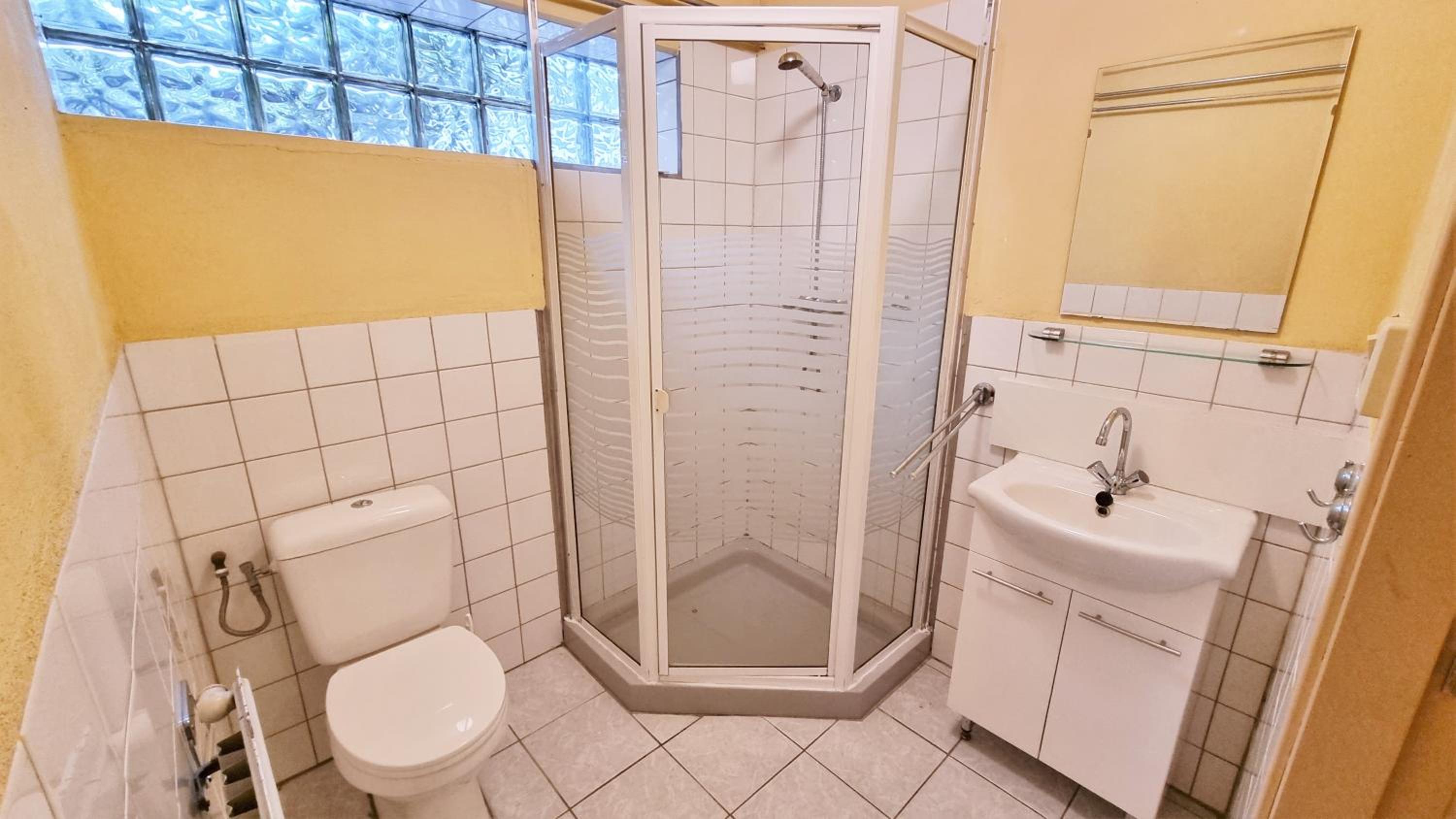 ONO28 Romantic holiday home with large garden view 2