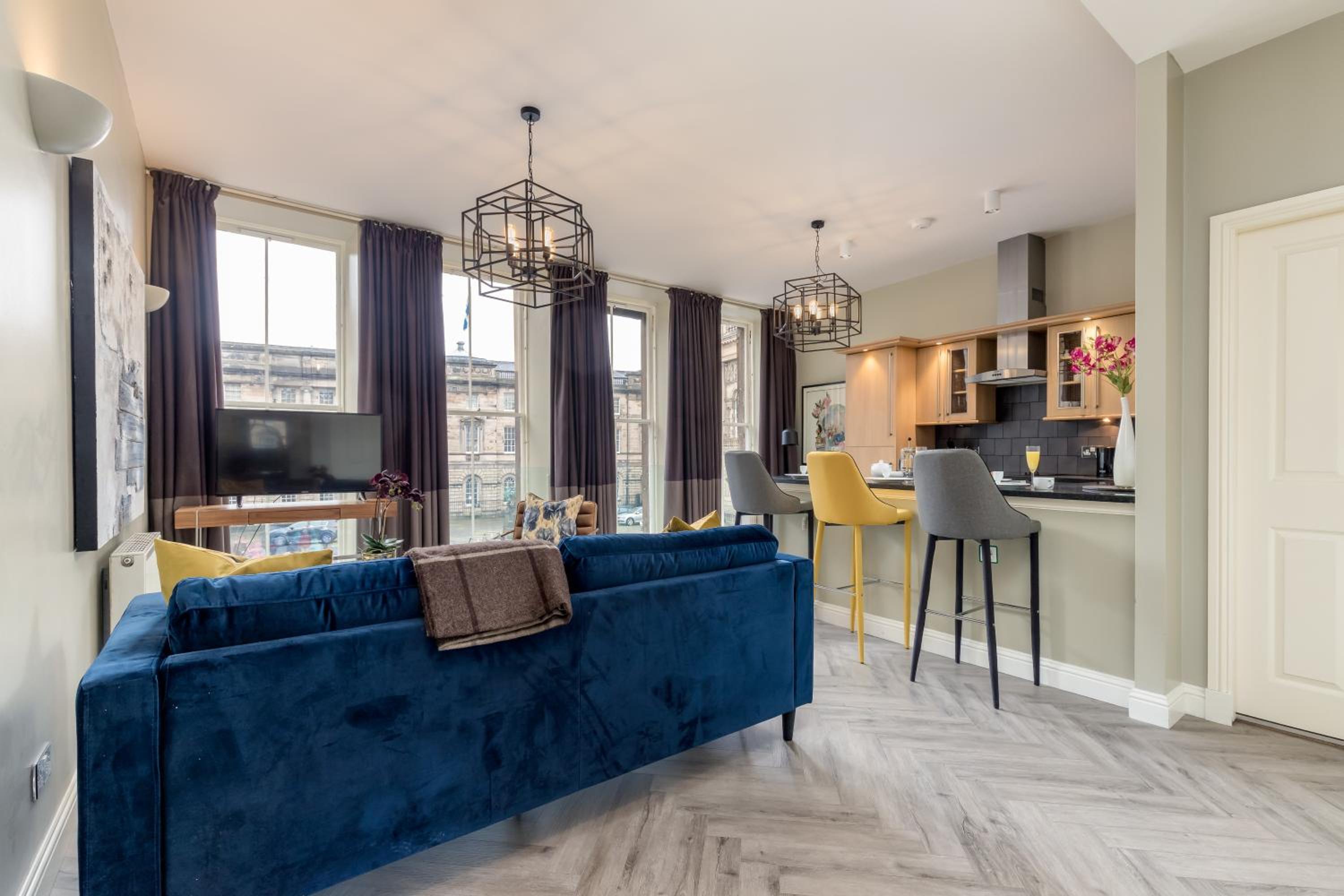Royal Mile Apartments by Joivy view 5