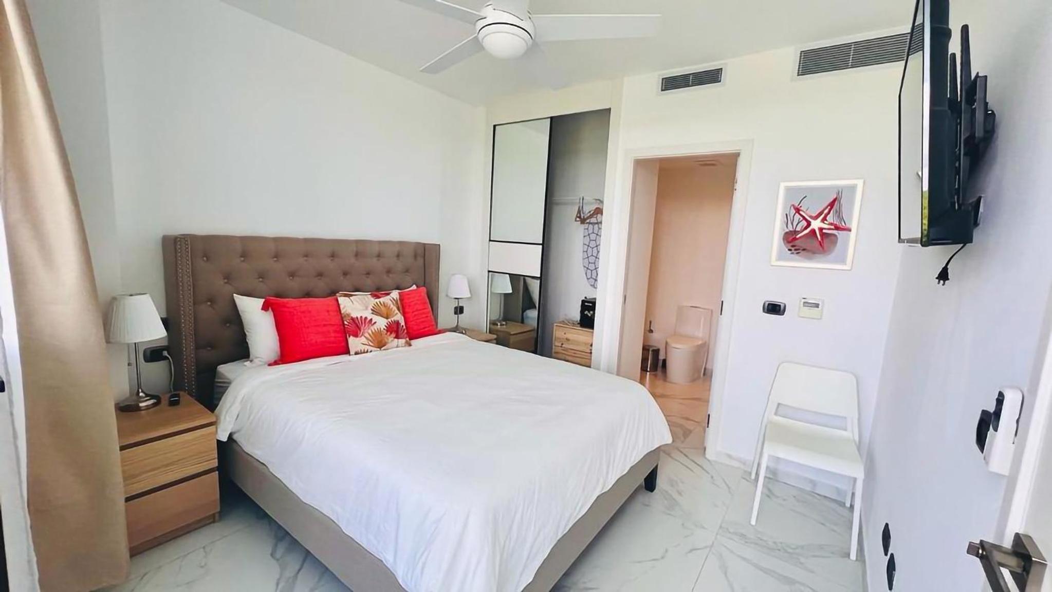 Apartment With Pool And Golf View view 2