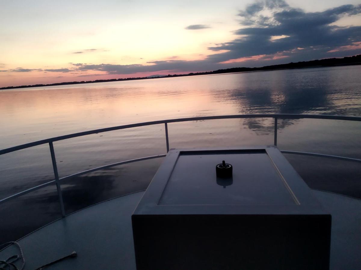 Koncér úszóház view 5