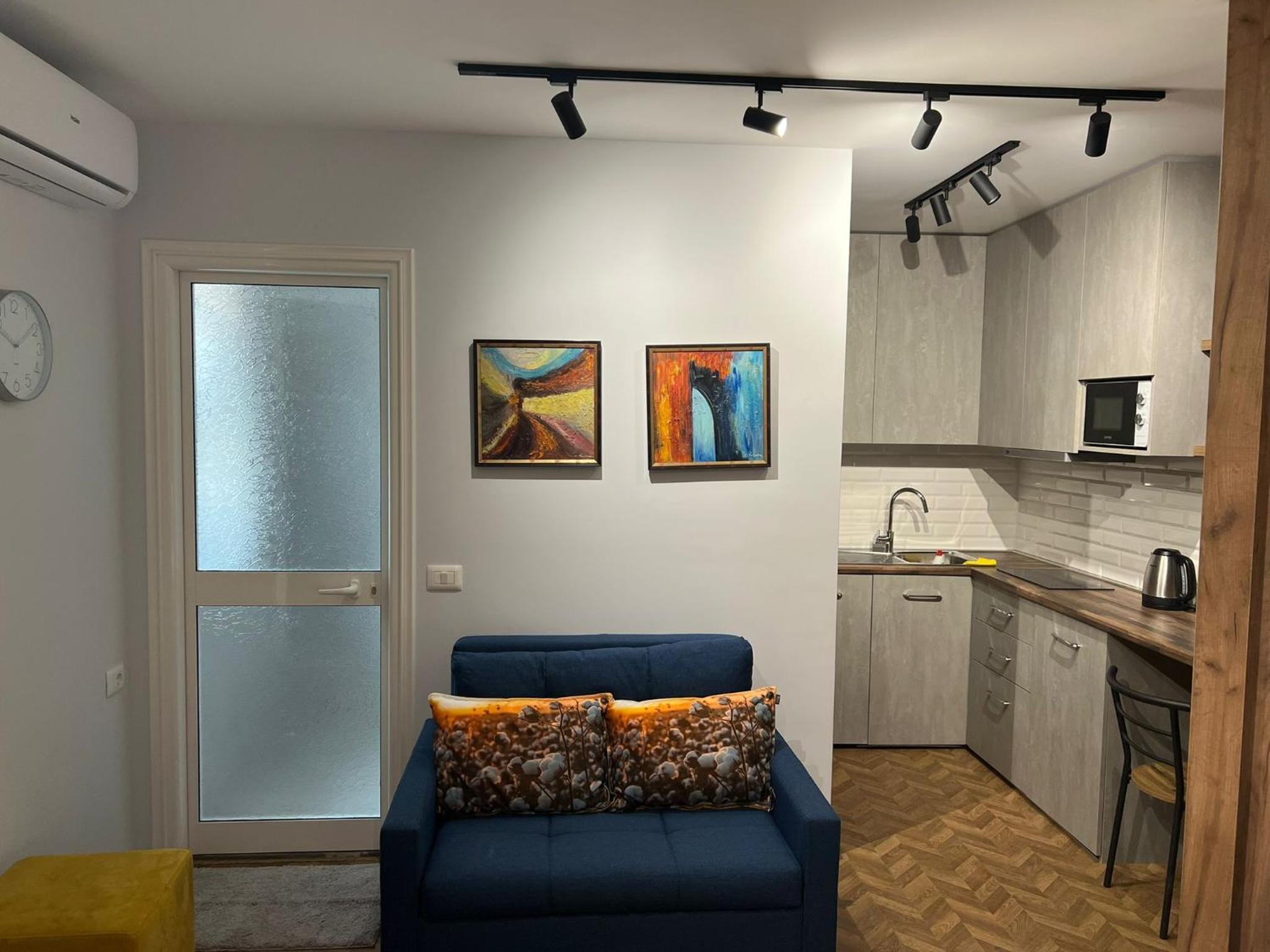 Florent's Superb Studio, free parking & garden!!