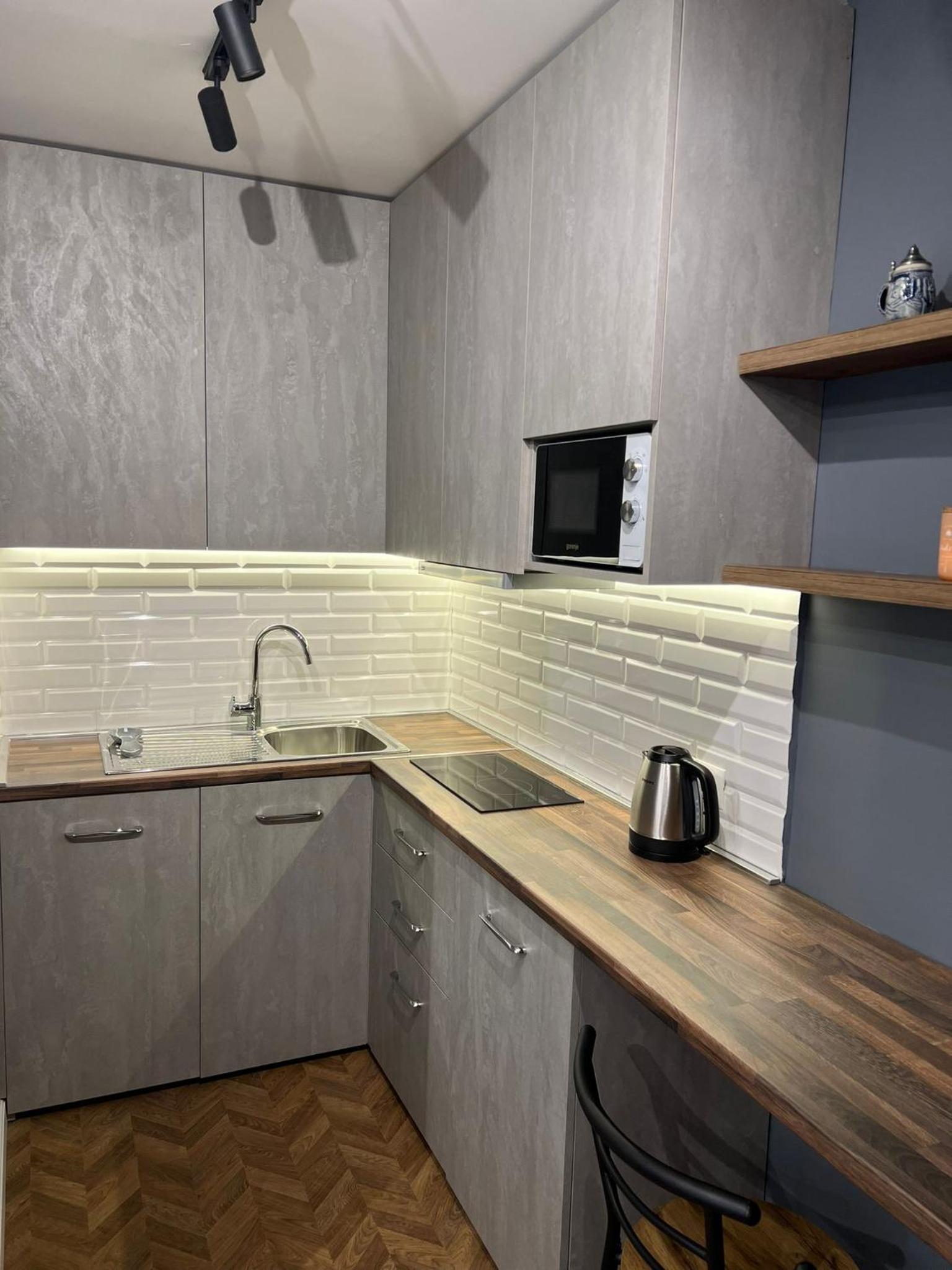 Florent's Superb Studio, free parking & garden!!