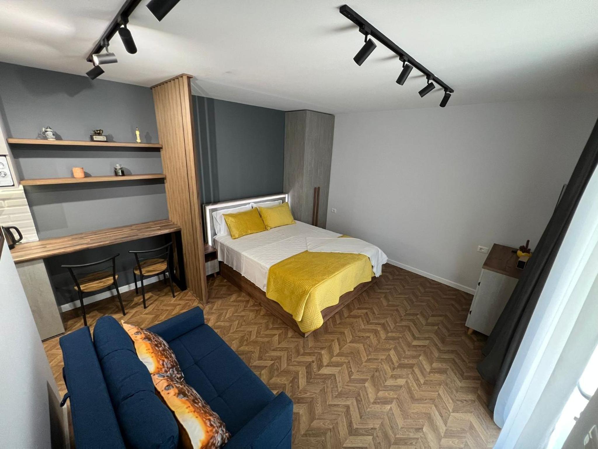 Florent's Superb Studio, free parking & garden!!
