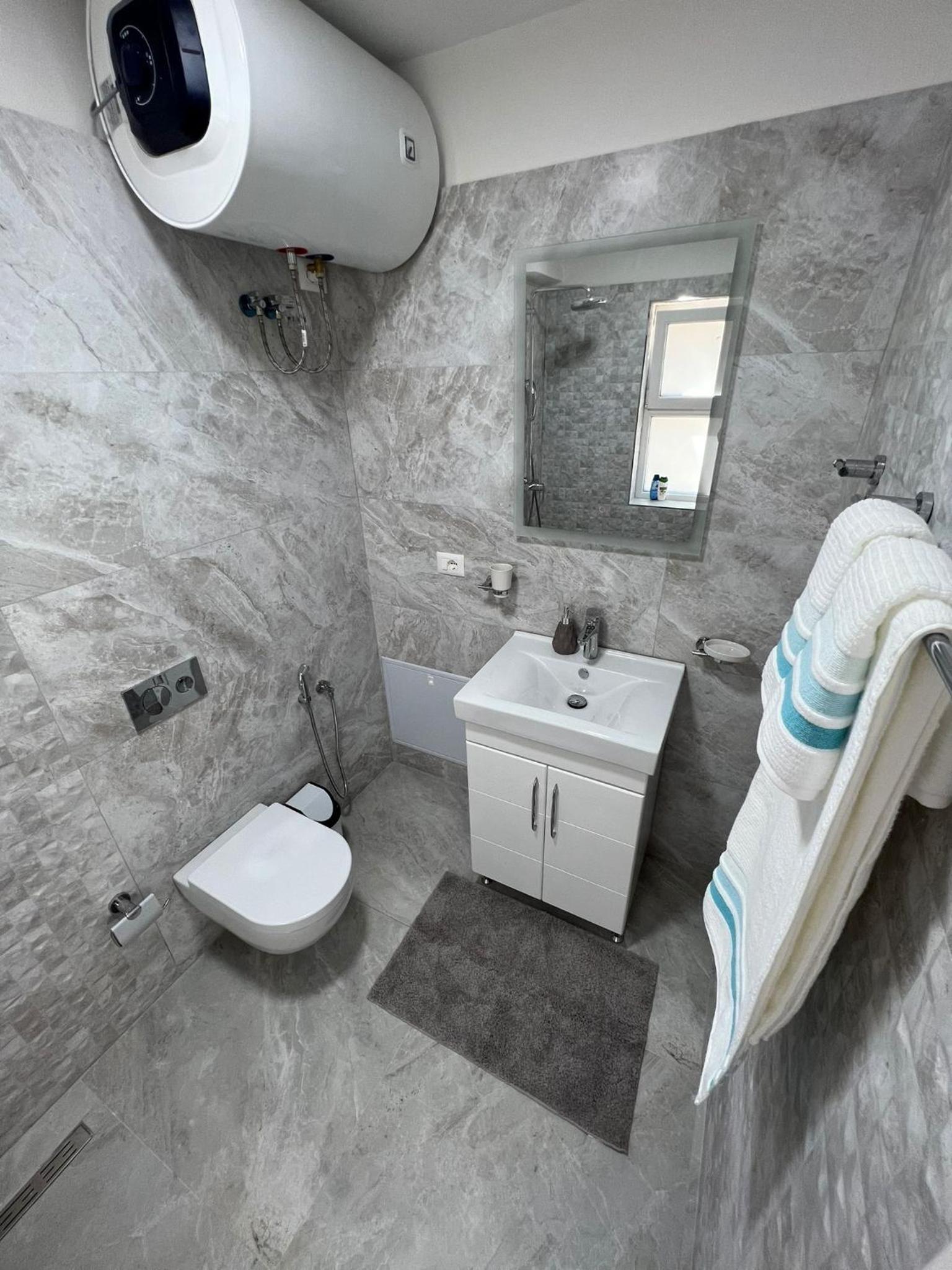 Florent's Superb Studio, free parking & garden!!