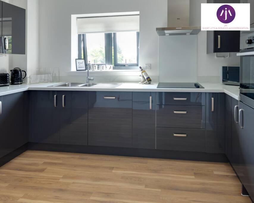 Stevenage Luxury 1Bed Apartment - Sleeps 4-WIFI-Free Parking- By JM Short Lets & Serviced Accommodation view 4