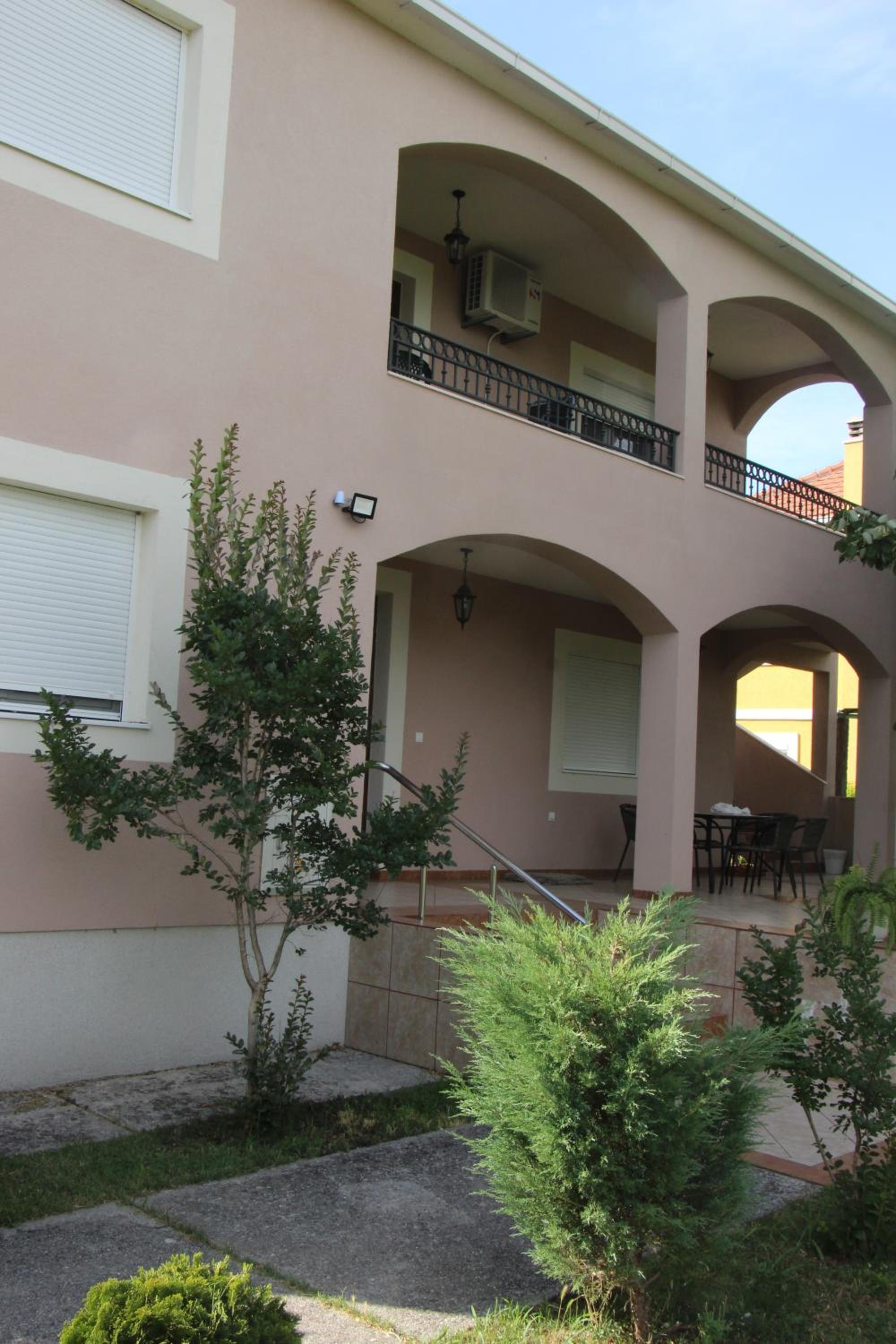 Large Three-Bedroom Apartment 2 Min from Airport view 2