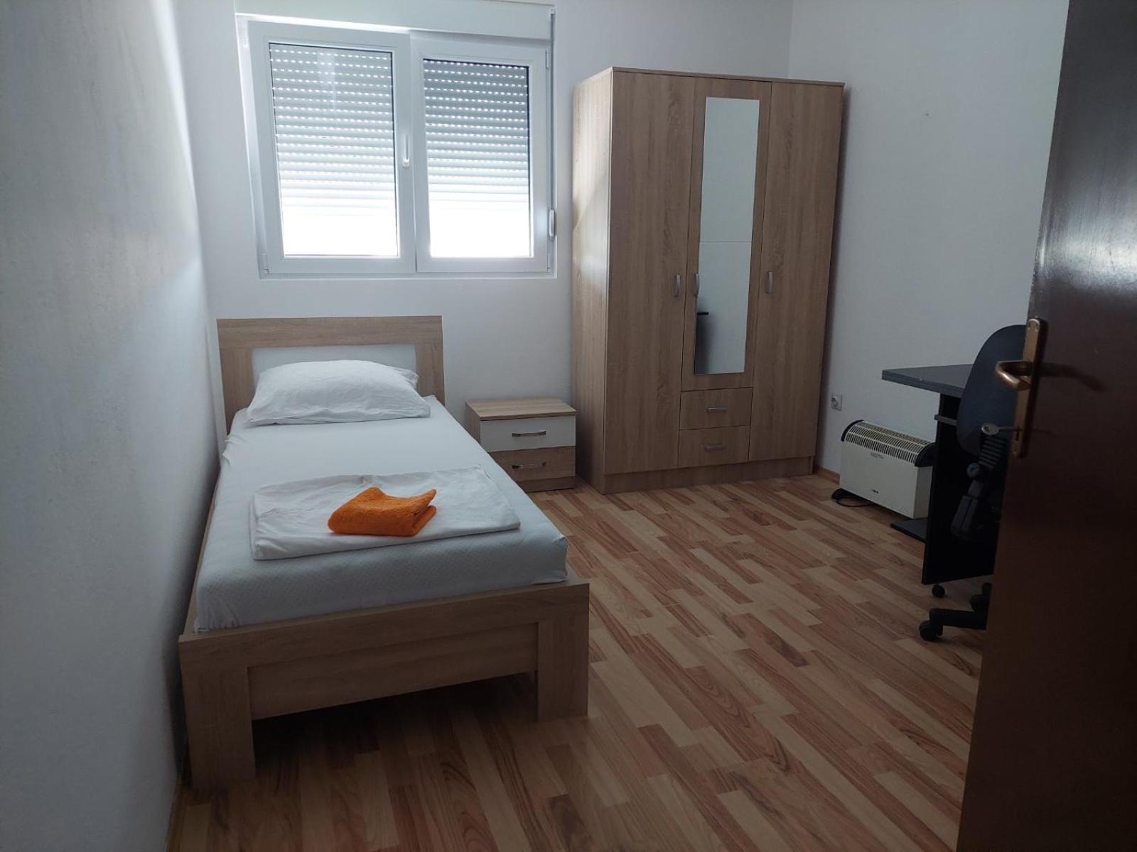 Large Three-Bedroom Apartment 2 Min from Airport view 5