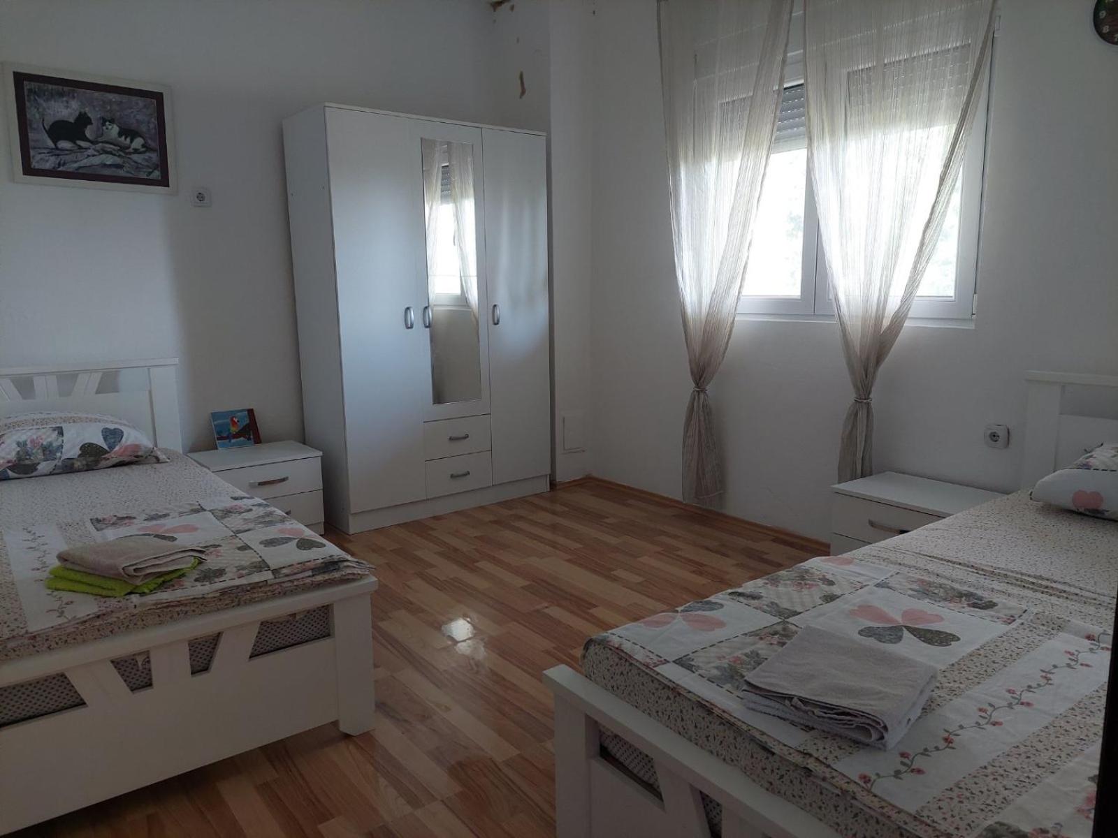 Large Three-Bedroom Apartment 2 Min from Airport view 4