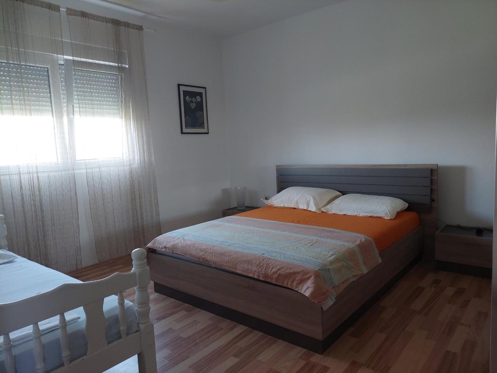 Large Three-Bedroom Apartment 2 Min from Airport view 3