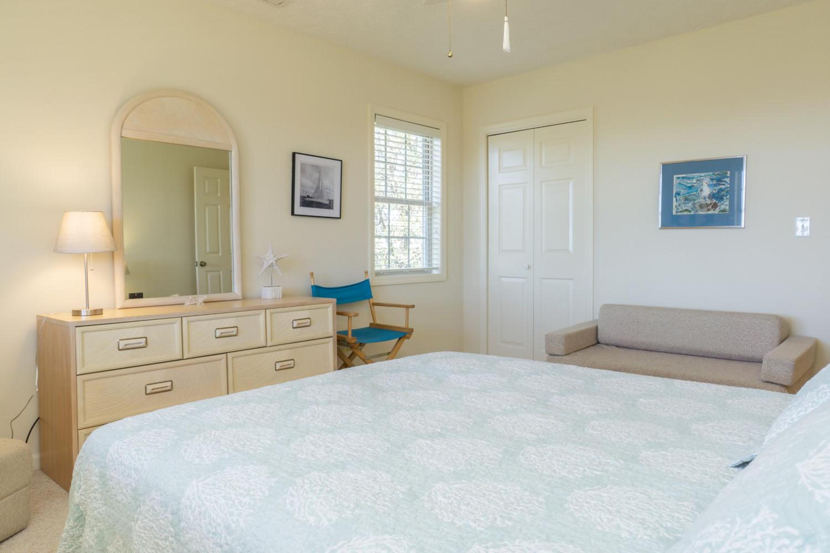 Pelican Palace by Oak Island Accommodations view 3