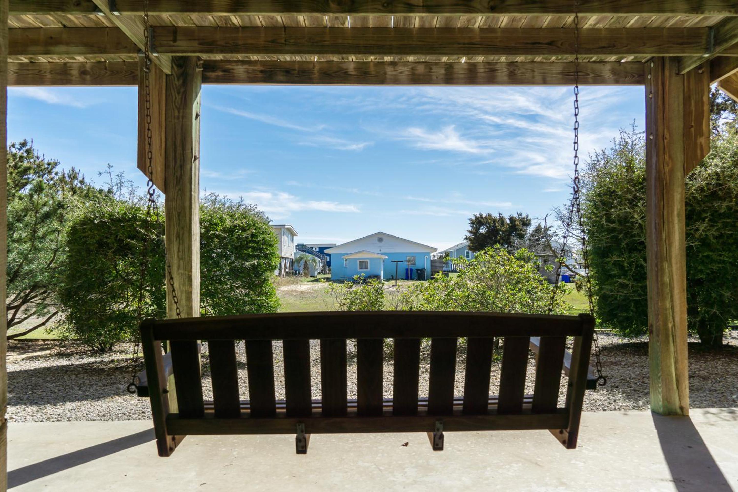 Pelican Palace by Oak Island Accommodations view 4