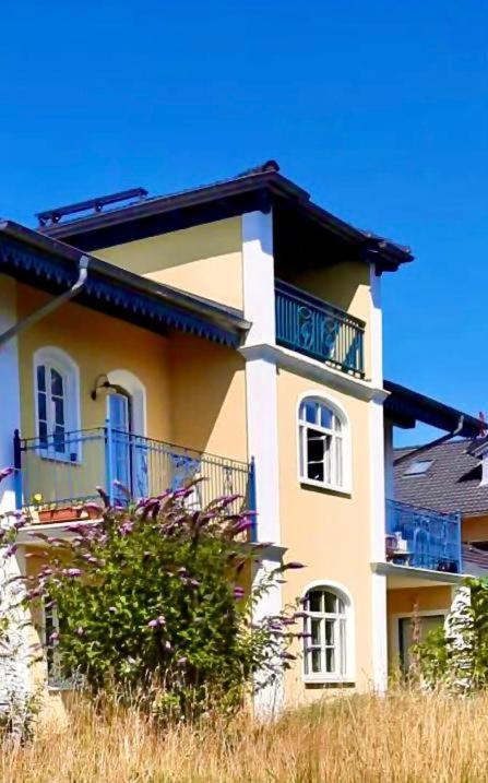 Ruhige Ferienwohnung in seenaher Künstlervilla in Gstadt