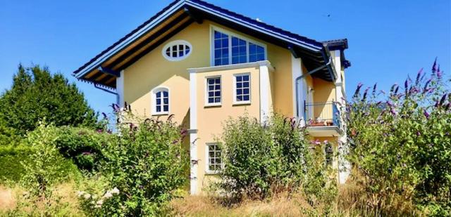 Ruhige Ferienwohnung in seenaher Künstlervilla in Gstadt
