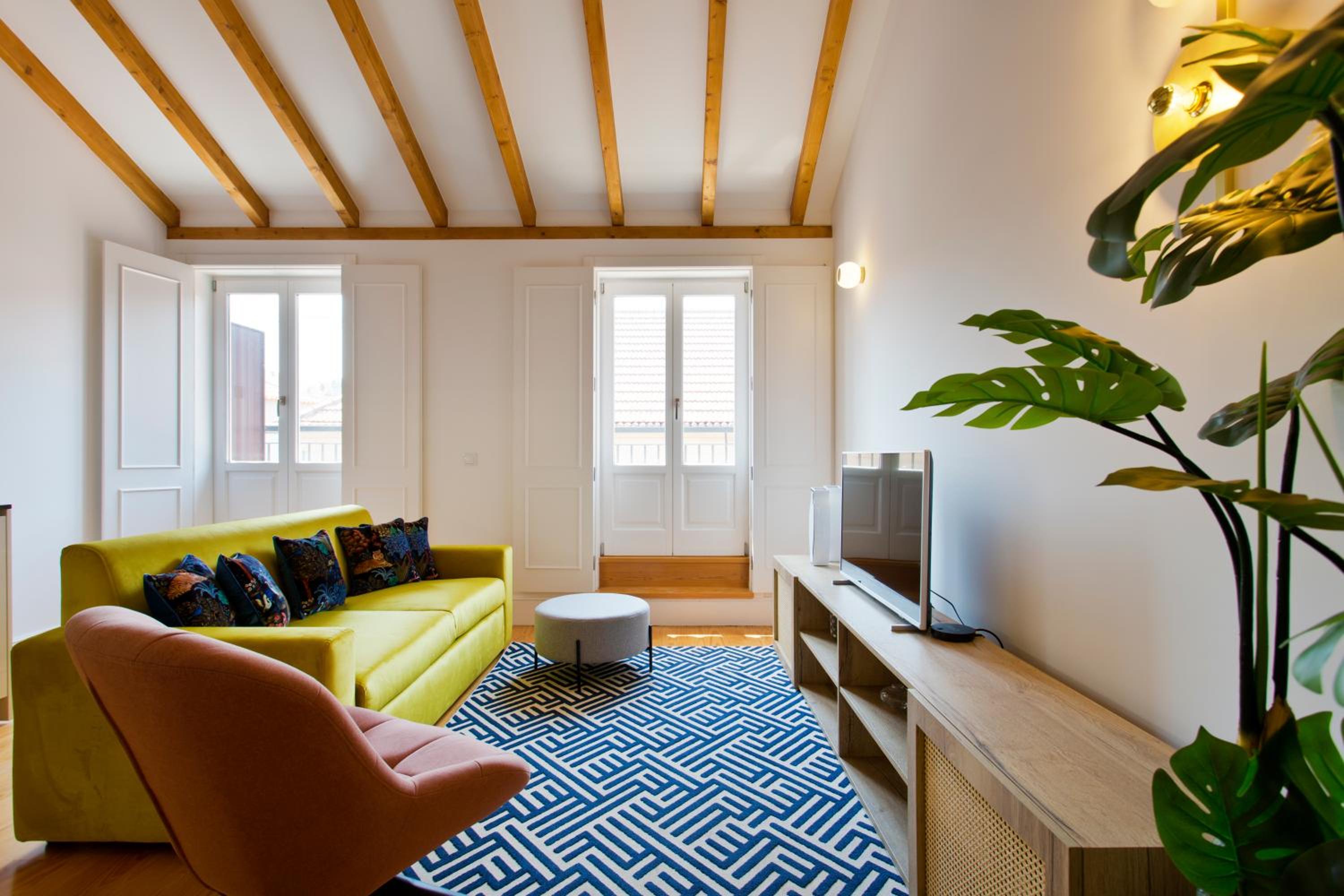 BOUTIQUE Rentals-THE ALMA Apt w/ balcony view 2