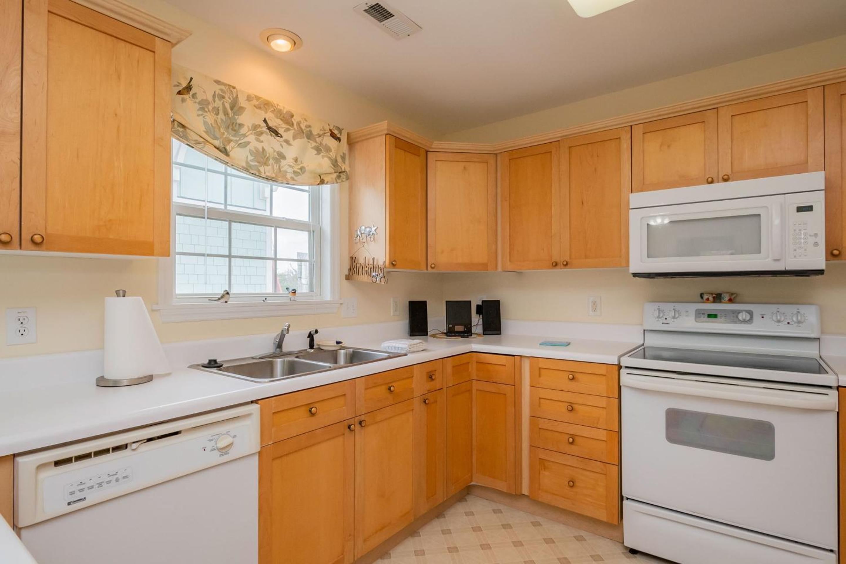 Seashell Cottage by Oak Island Accommodations view 3