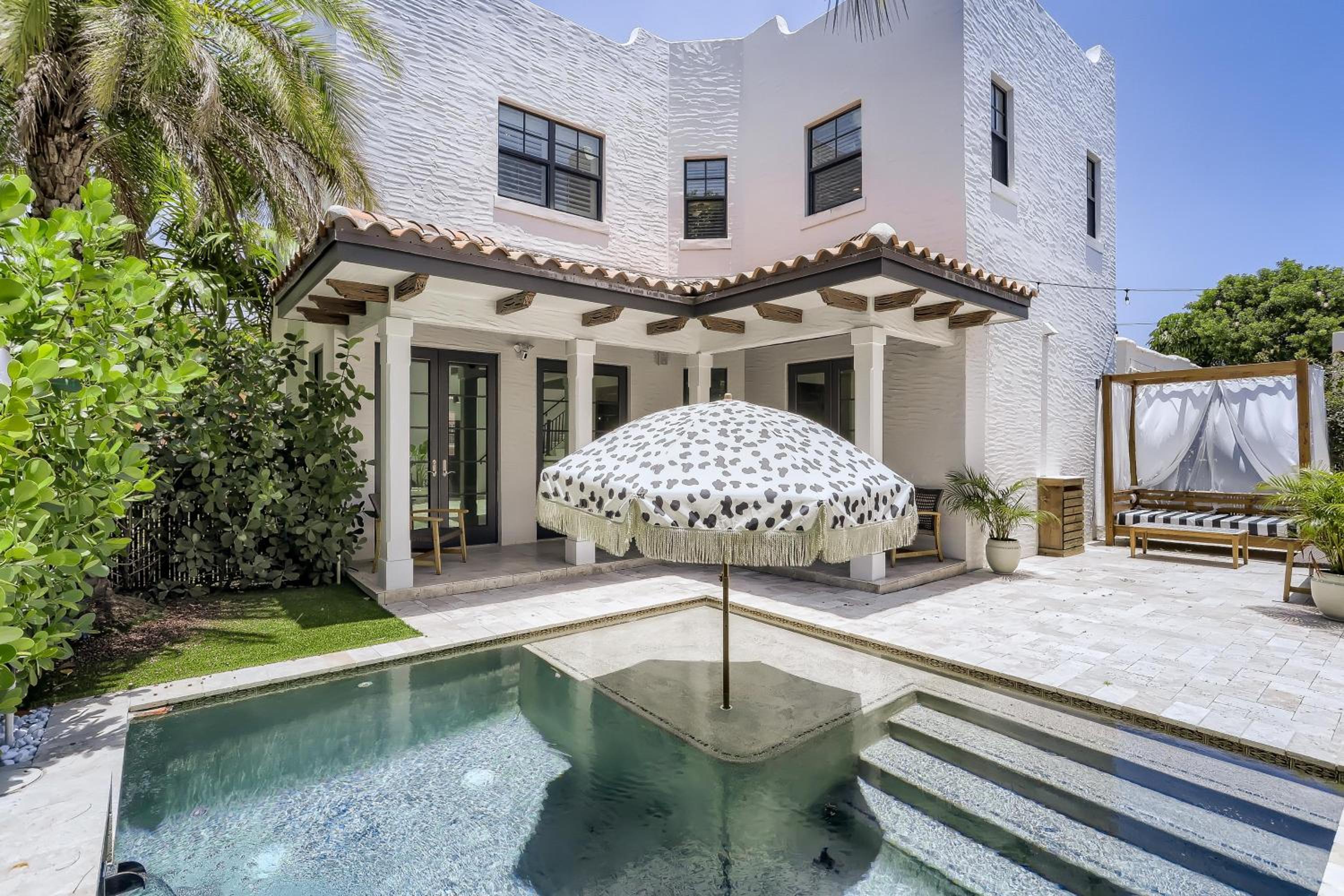 Villa del Flamingo - Modern Living & Poolside Escape in Flamingo Park view 2