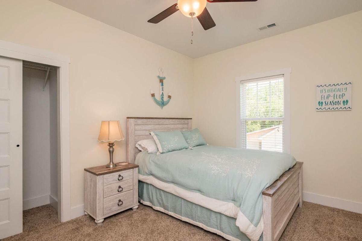 Shore 2 Relax by Oak Island Accommodations view 5