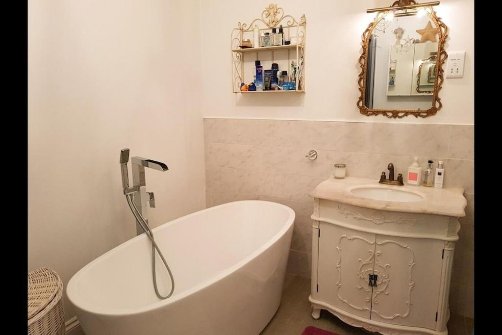 Spacious flat with a garden near tube, train, Thames and the city center