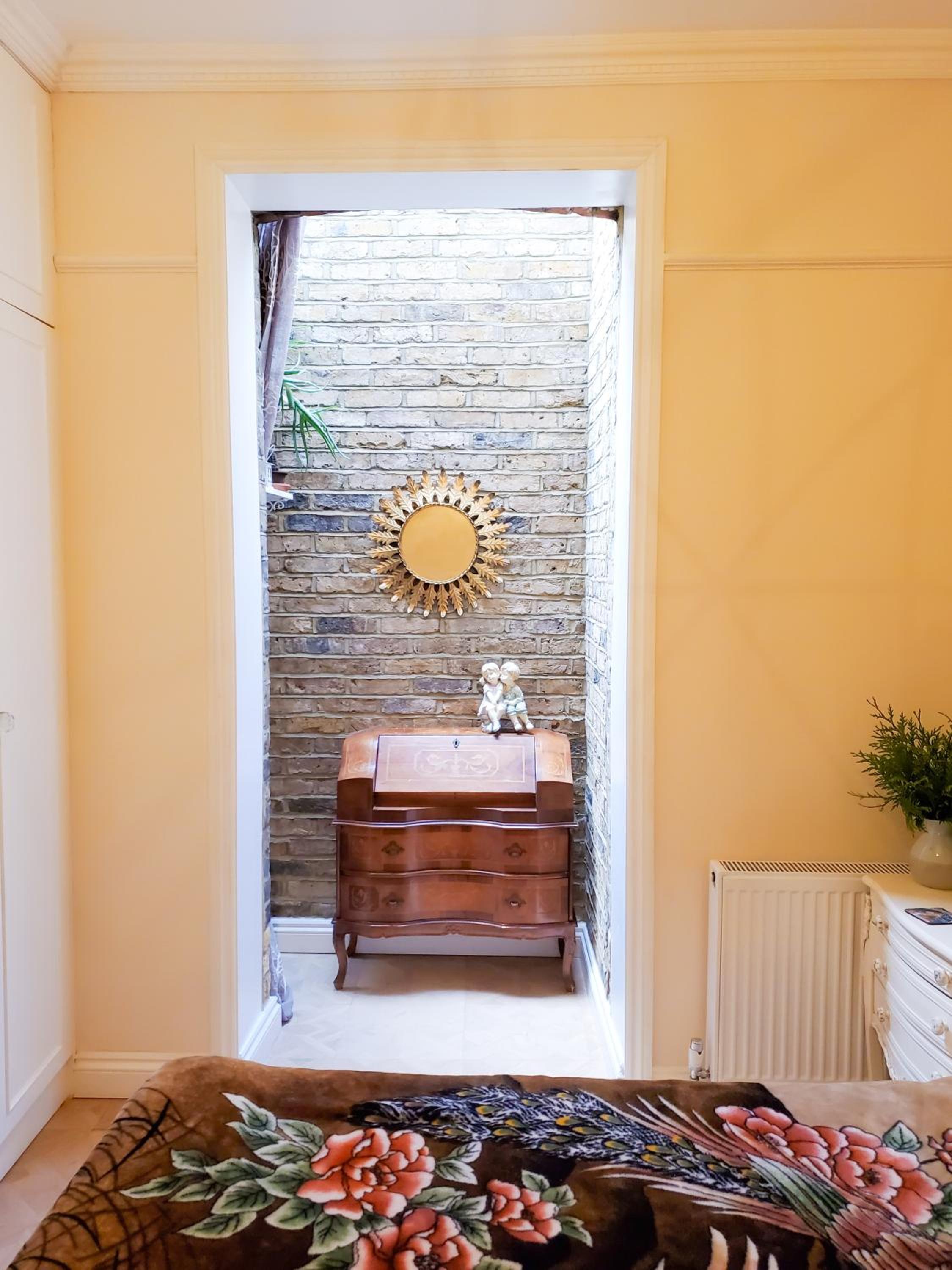 Spacious flat with a garden near tube, train, Thames and the city center