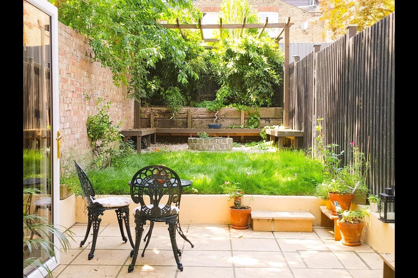 Spacious flat with a garden near tube, train, Thames and the city center
