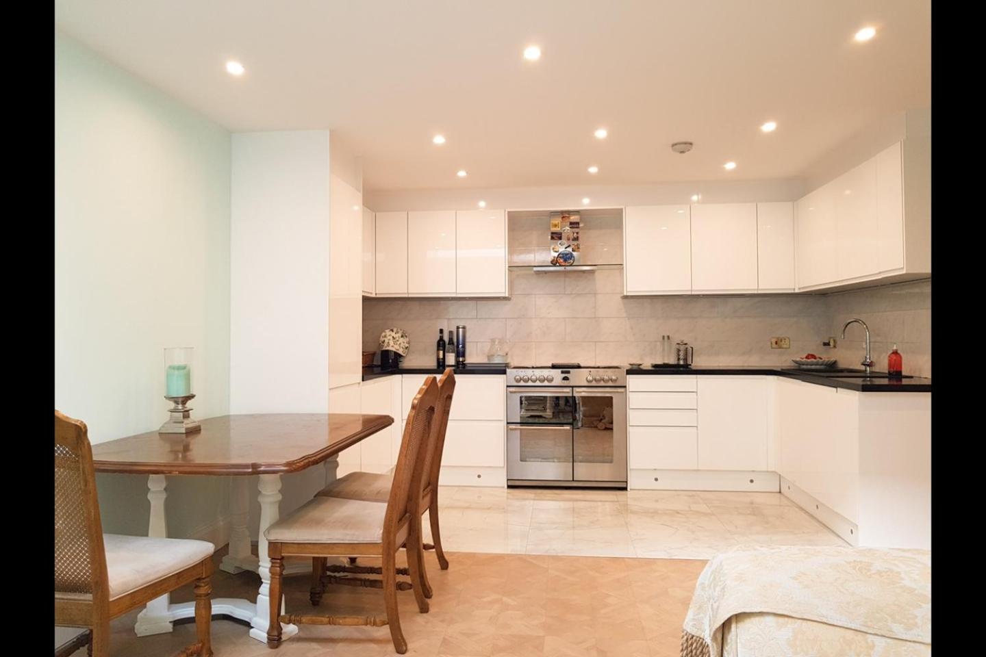 Spacious flat with a garden near tube, train, Thames and the city center