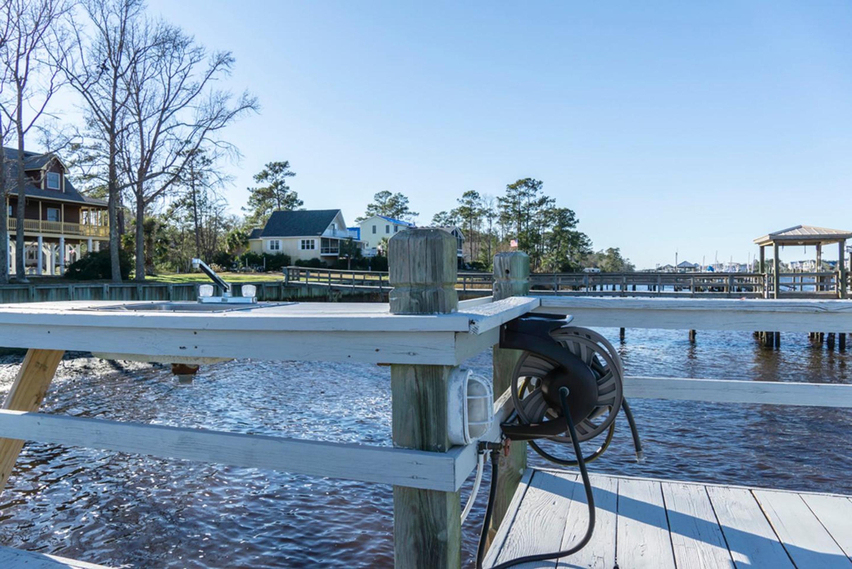 Blue Fish Shack by Oak Island Accommodations view 2