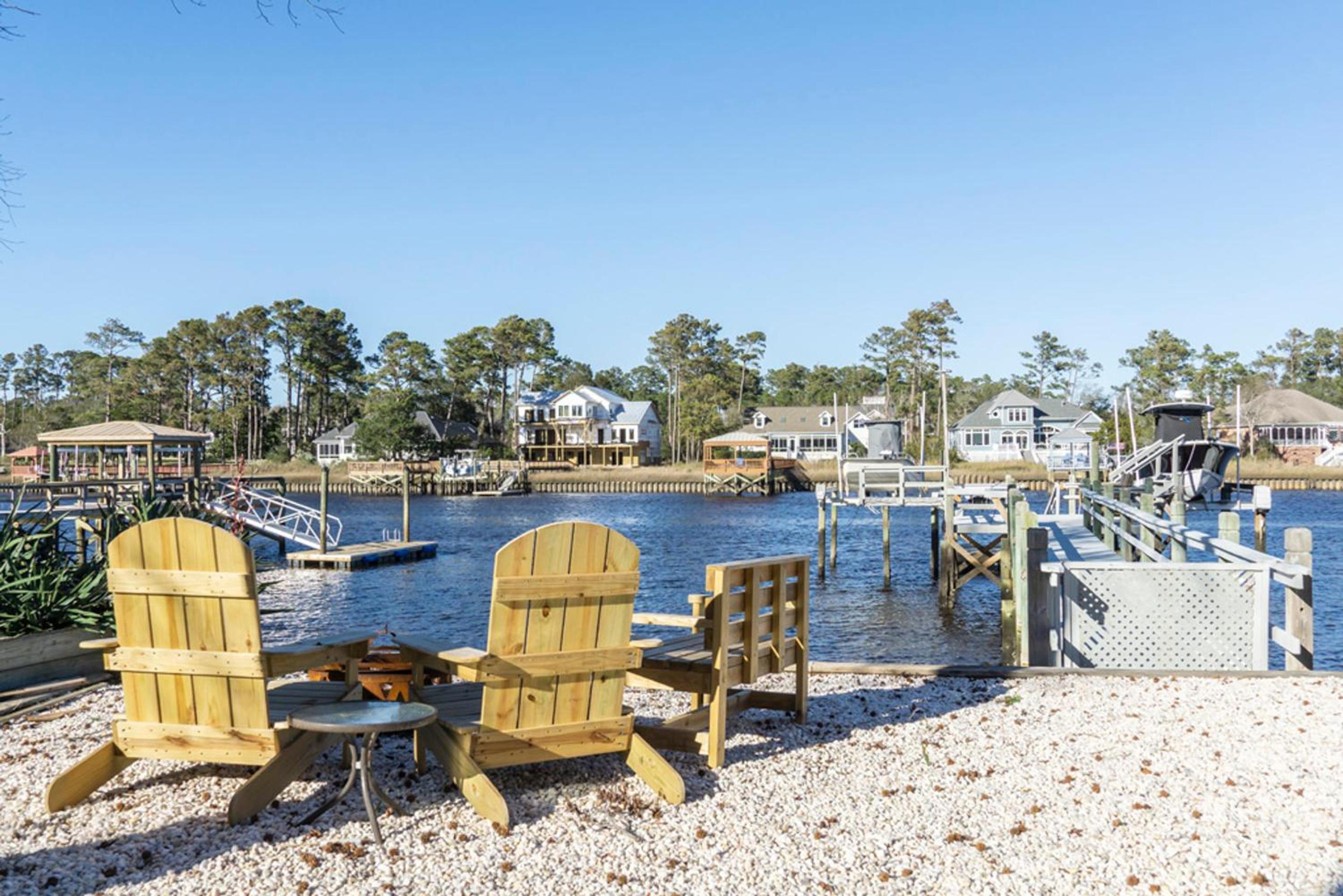 Blue Fish Shack by Oak Island Accommodations view 4