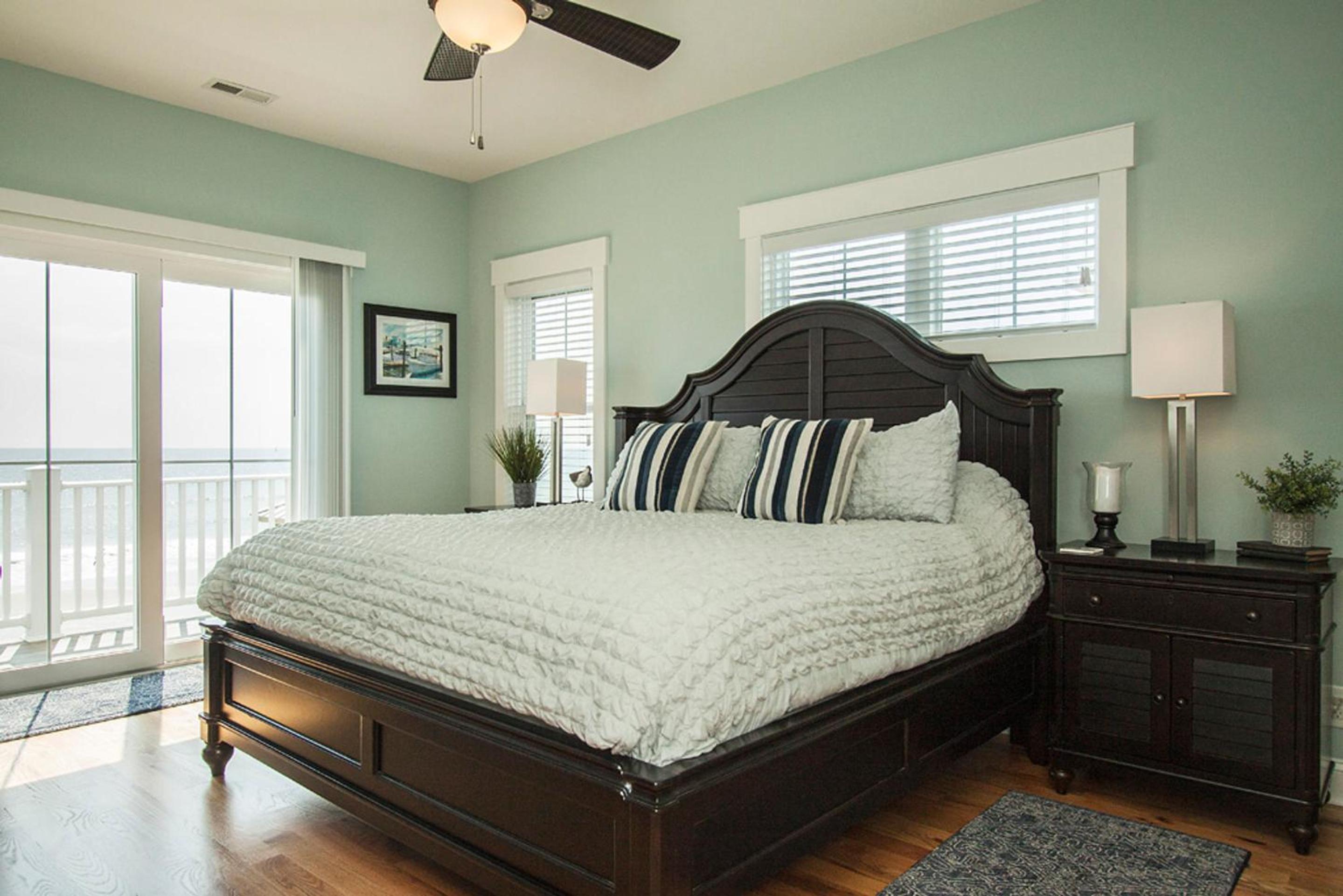 C & E By The Sea by Oak Island Accommodations view 3