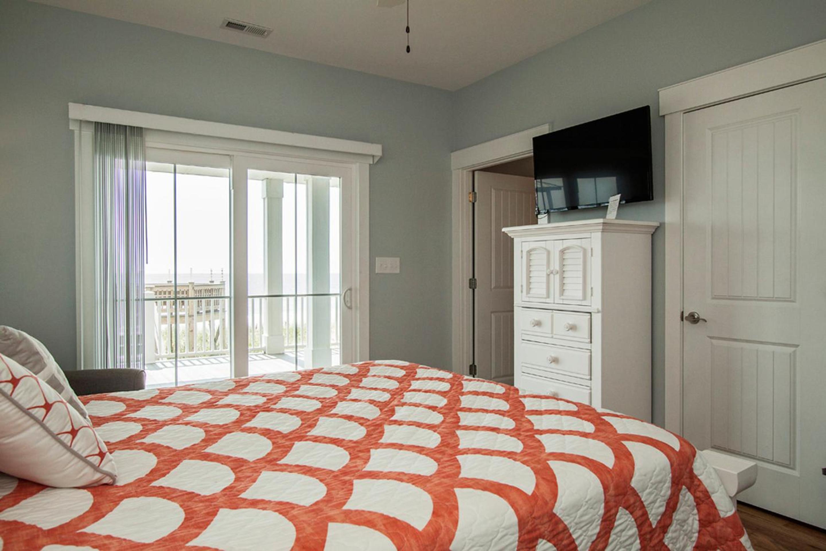 C & E By The Sea by Oak Island Accommodations view 4