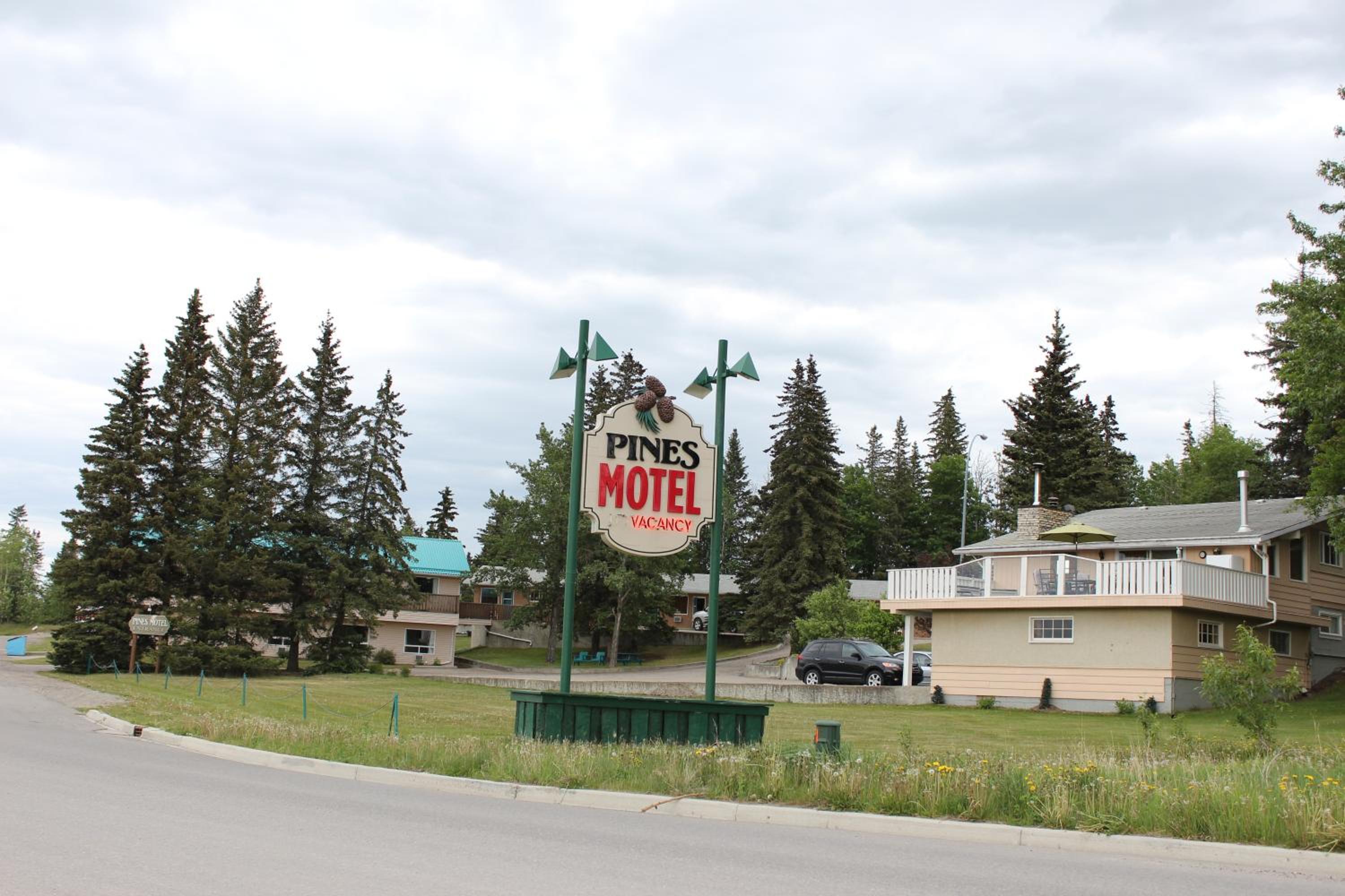 Hinton Vacations - Pines Motel - Property Image 1