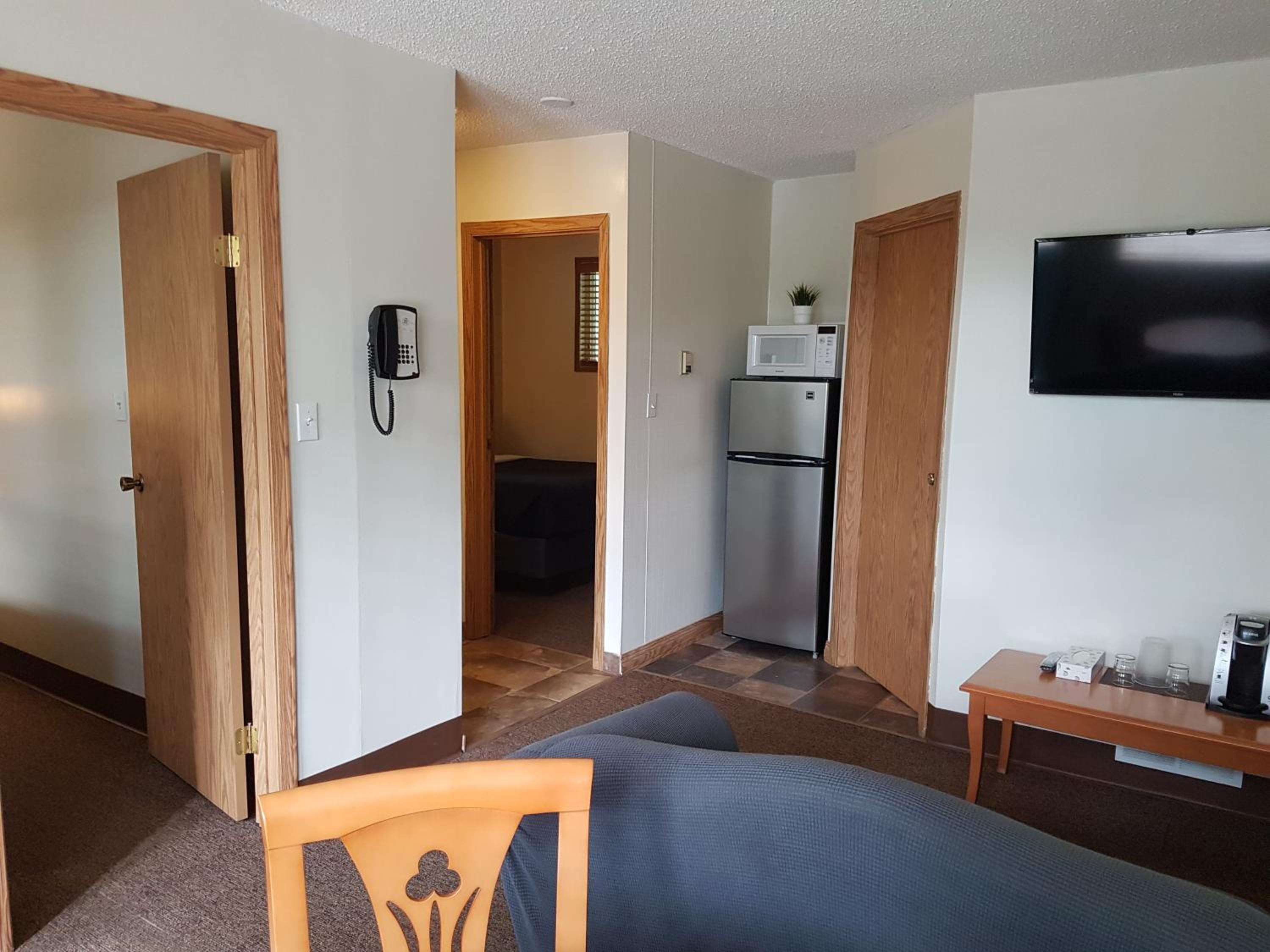 Hinton Vacations - Pines Motel - Property Image 11
