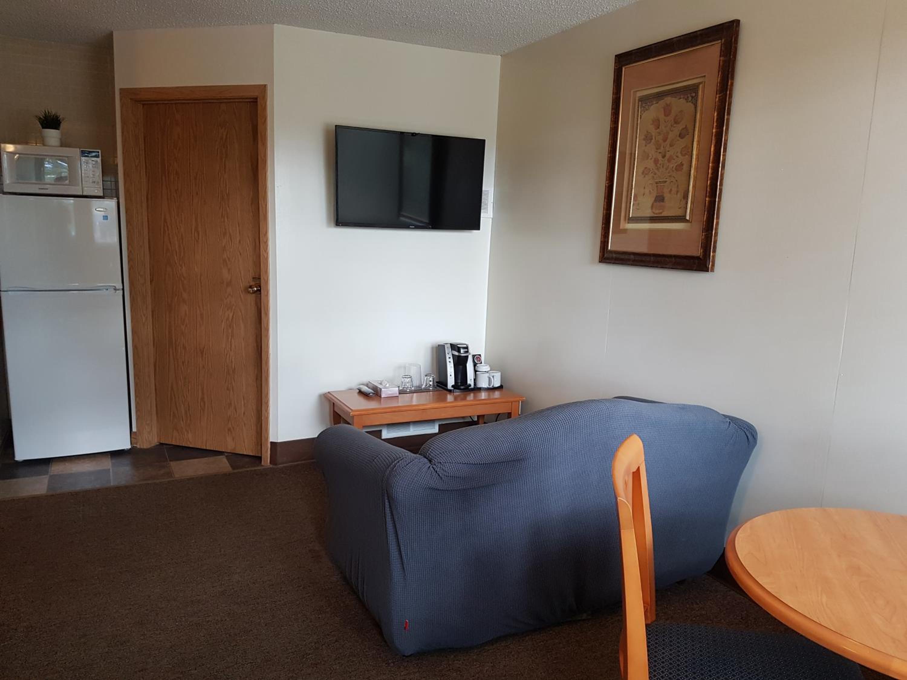 Hinton Vacations - Pines Motel - Property Image 12