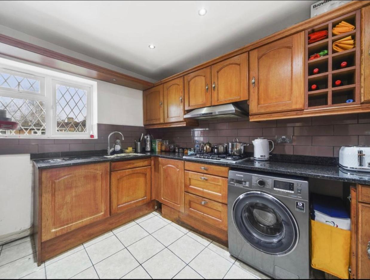 Hayes Vacations - North Avenue Guest House Ltd, Heathrow Airport-Free Parking - Property Image 3