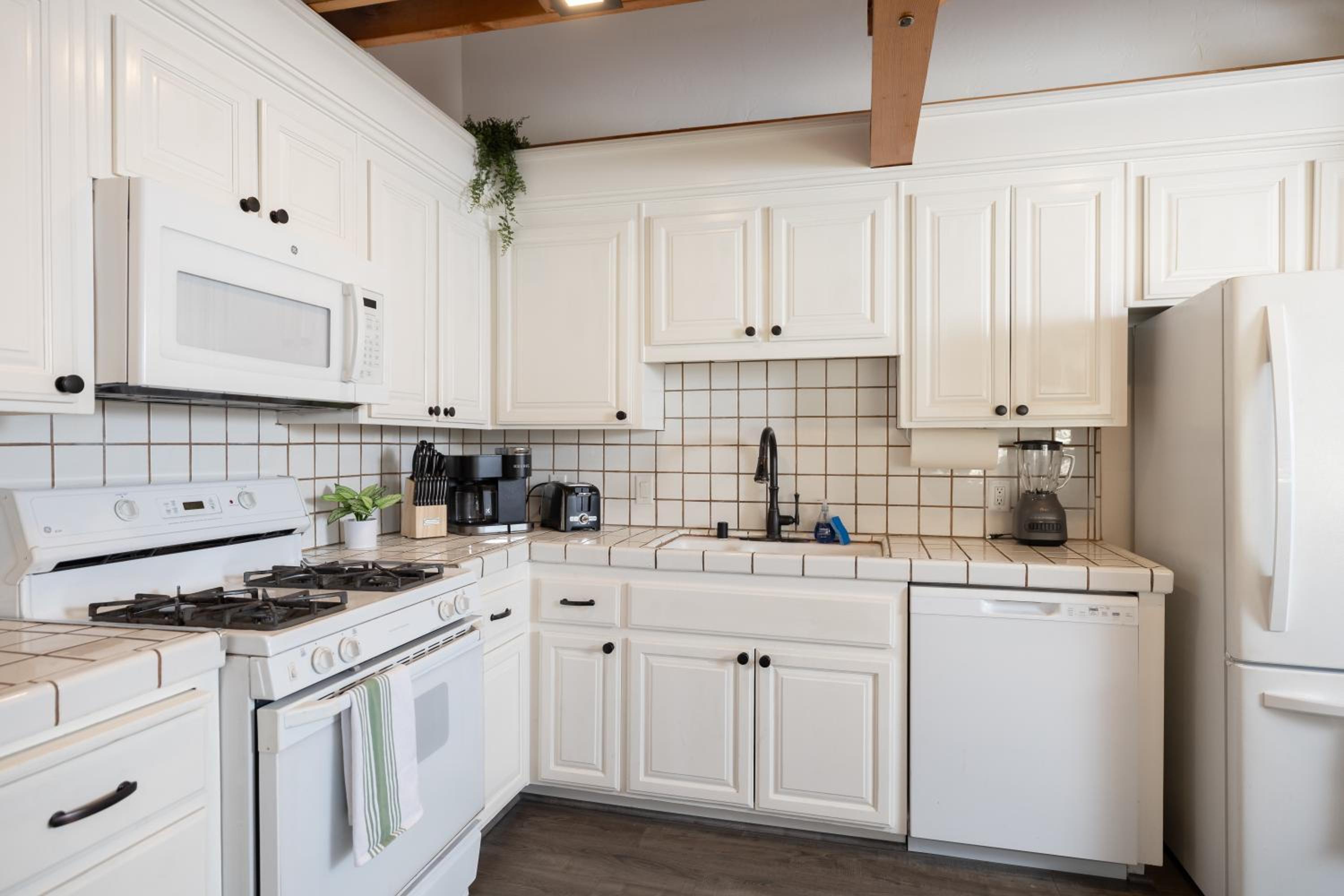 Bayview Bungalow - Cabin with Hot Tub One Block from Big Bear Lake! view 5