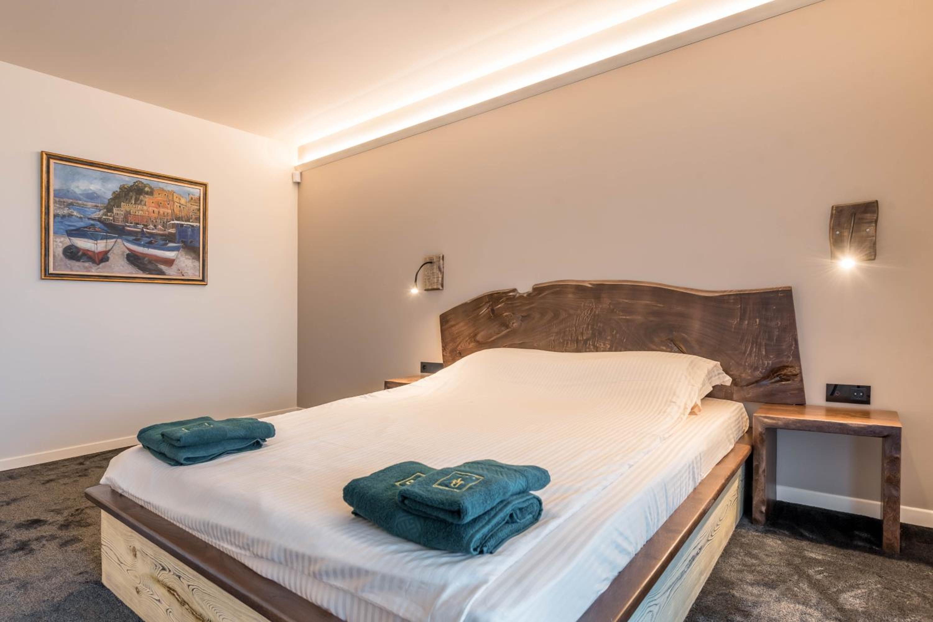 Villa Apple - 3 BR Luxury Villa with PRV pool & BBQ
