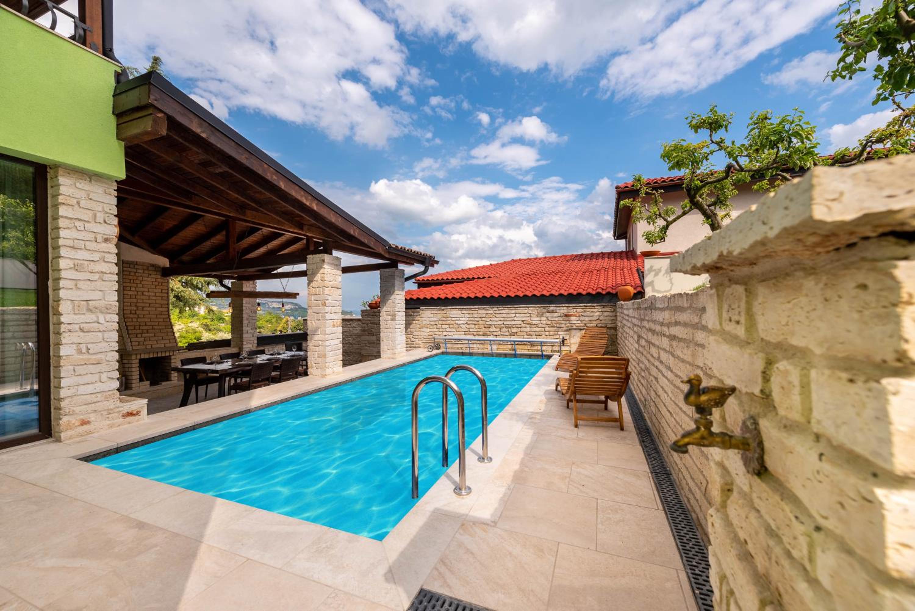 Villa Apple - 3 BR Luxury Villa with PRV pool & BBQ