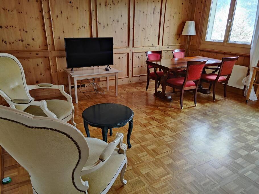 Grosse 2 ZImmer Wohnung mit Terrasse view 3
