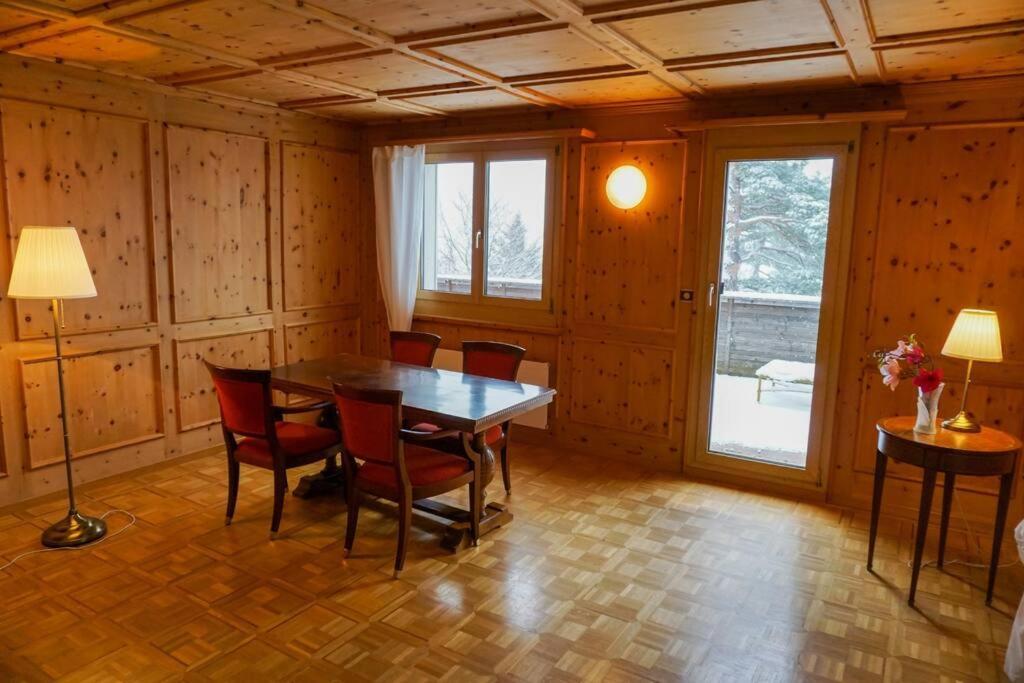 Grosse 2 ZImmer Wohnung mit Terrasse view 4