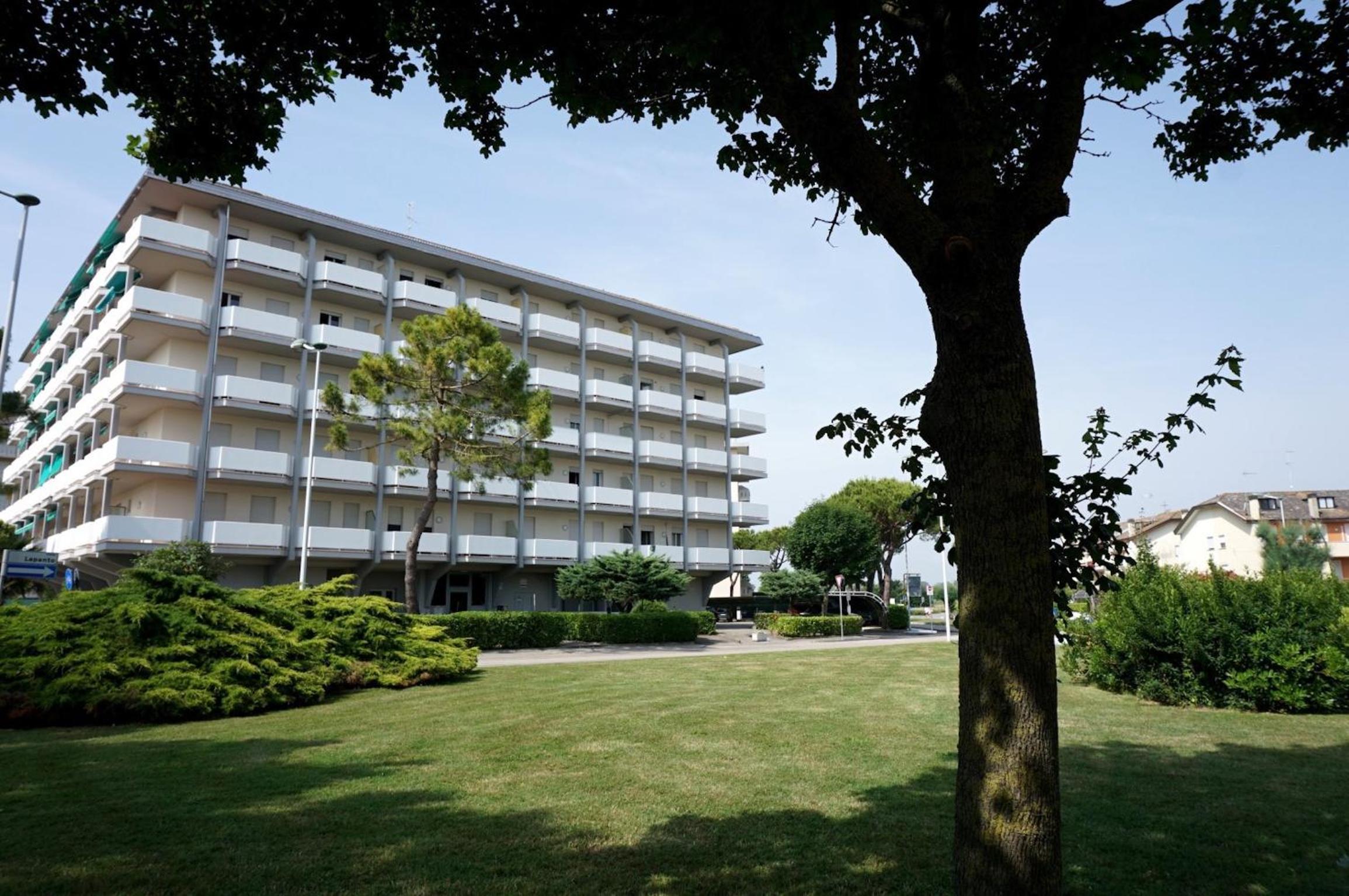 Flat with a partial sea view