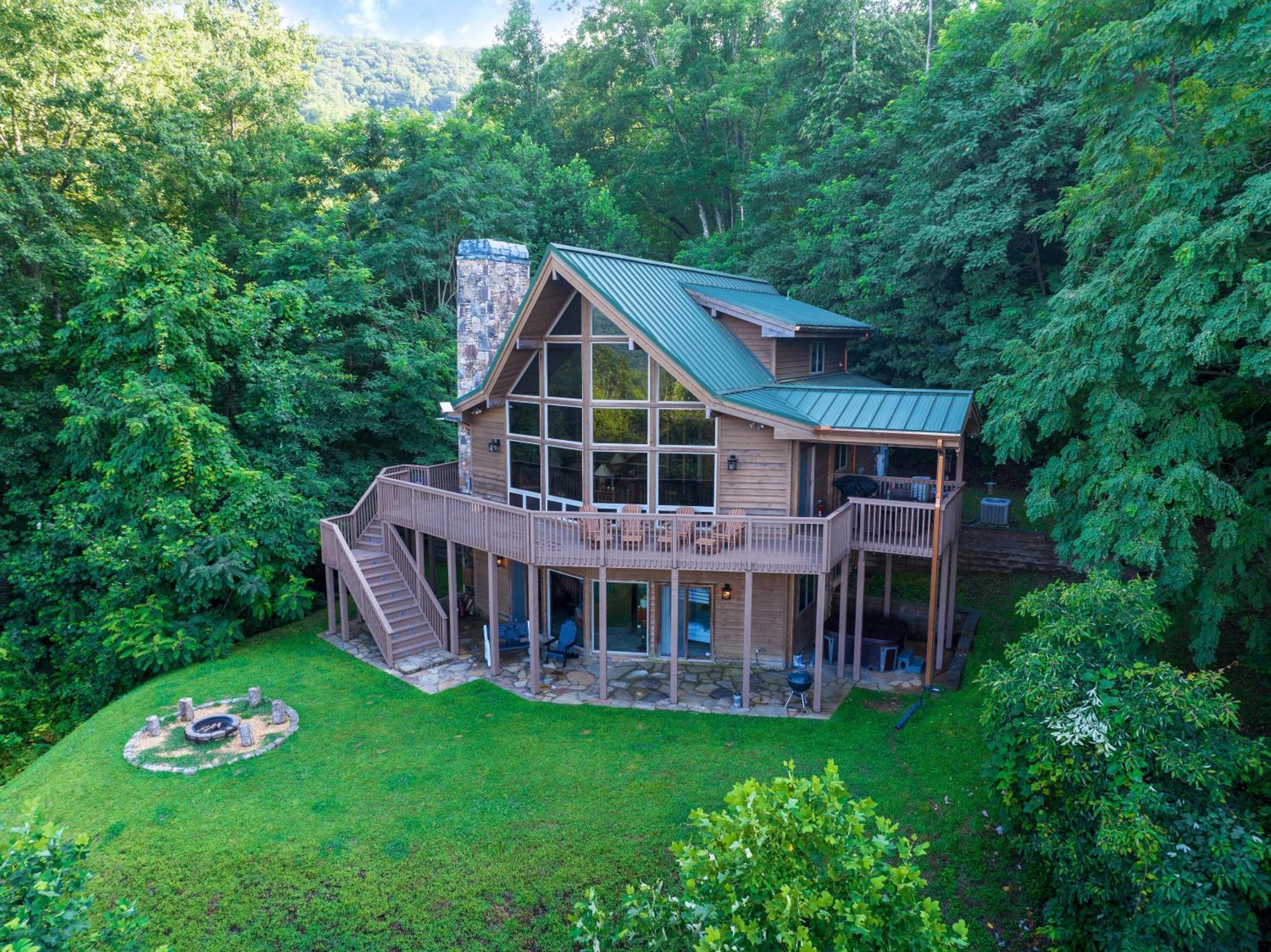 --Mountain Chalet Getaway with Breathtaking View Next to Tail of Dragon-- view 5
