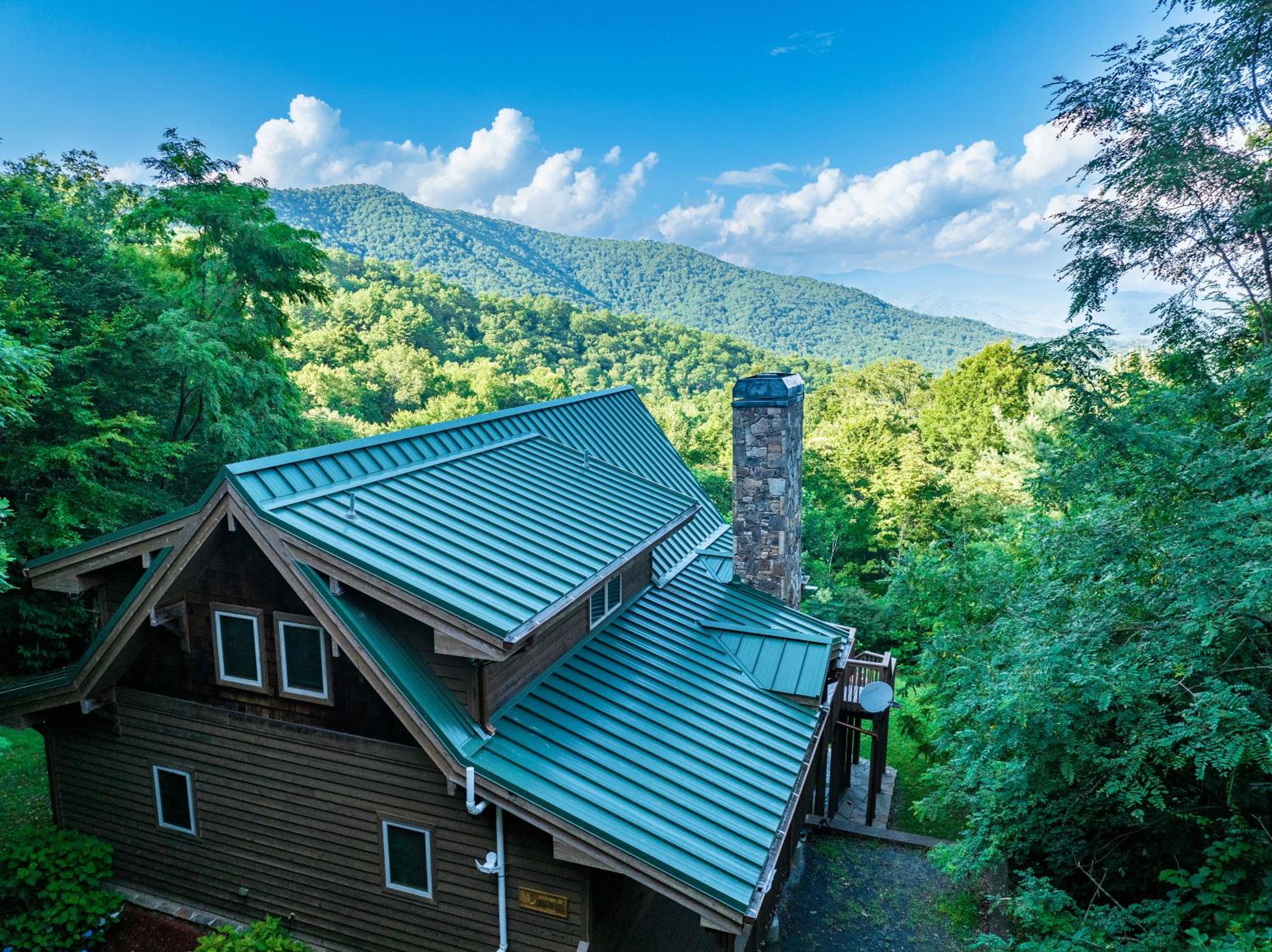 --Mountain Chalet Getaway with Breathtaking View Next to Tail of Dragon-- view 4