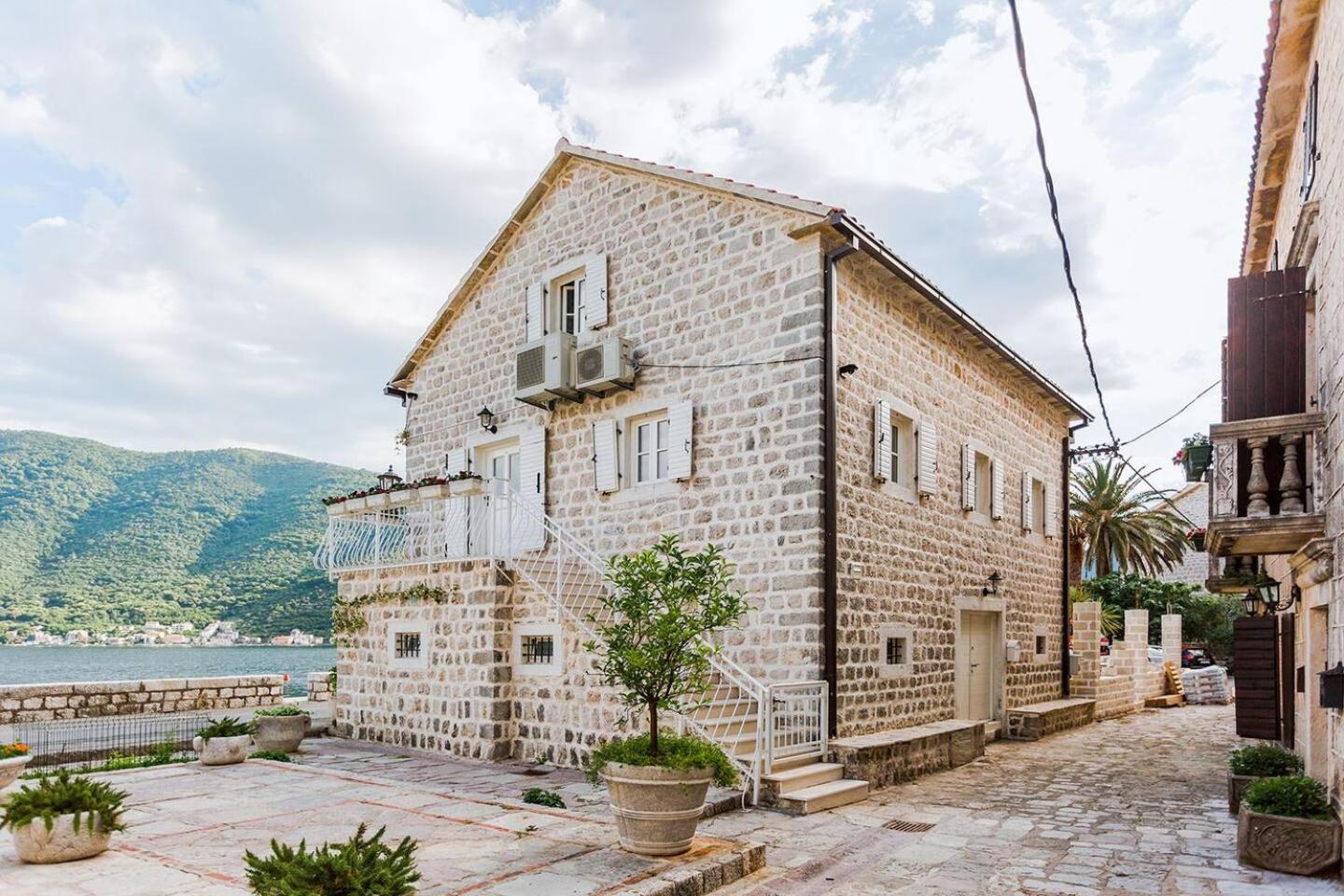 Luxury 6 bedroom house on waterfront photo 2