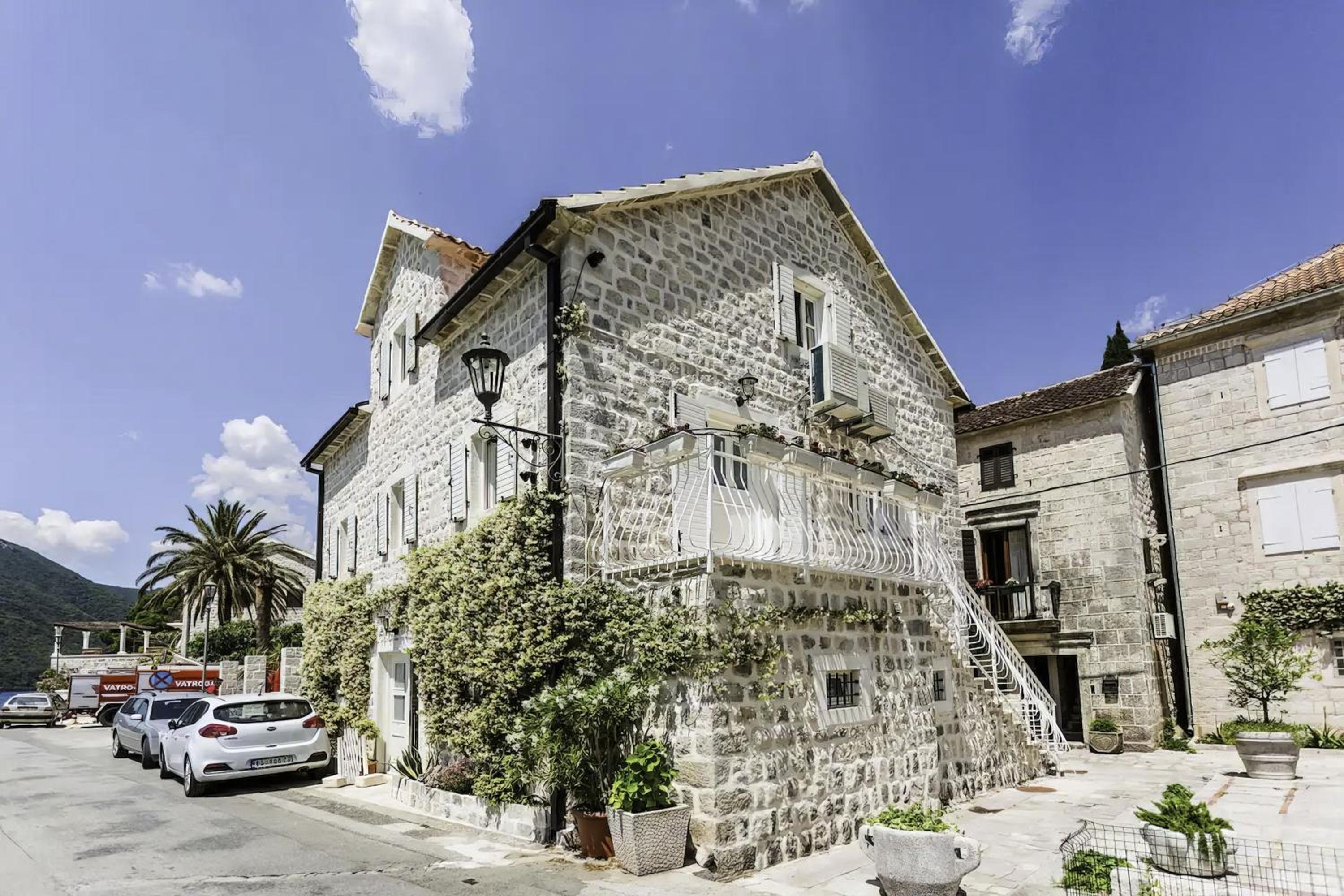Luxury 6 bedroom house on waterfront photo 5
