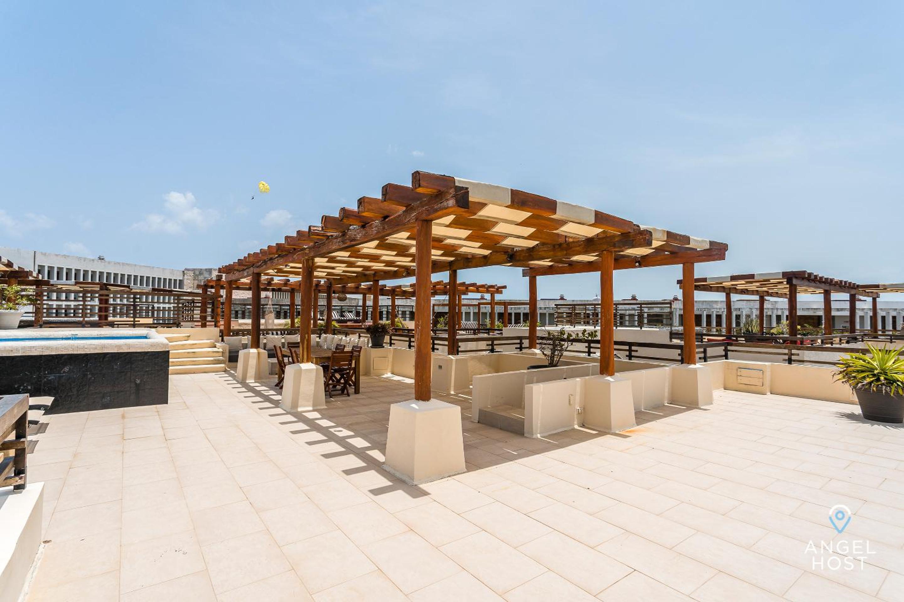 Oceanview Penthouse & Rooftop Pool Near Mamitas