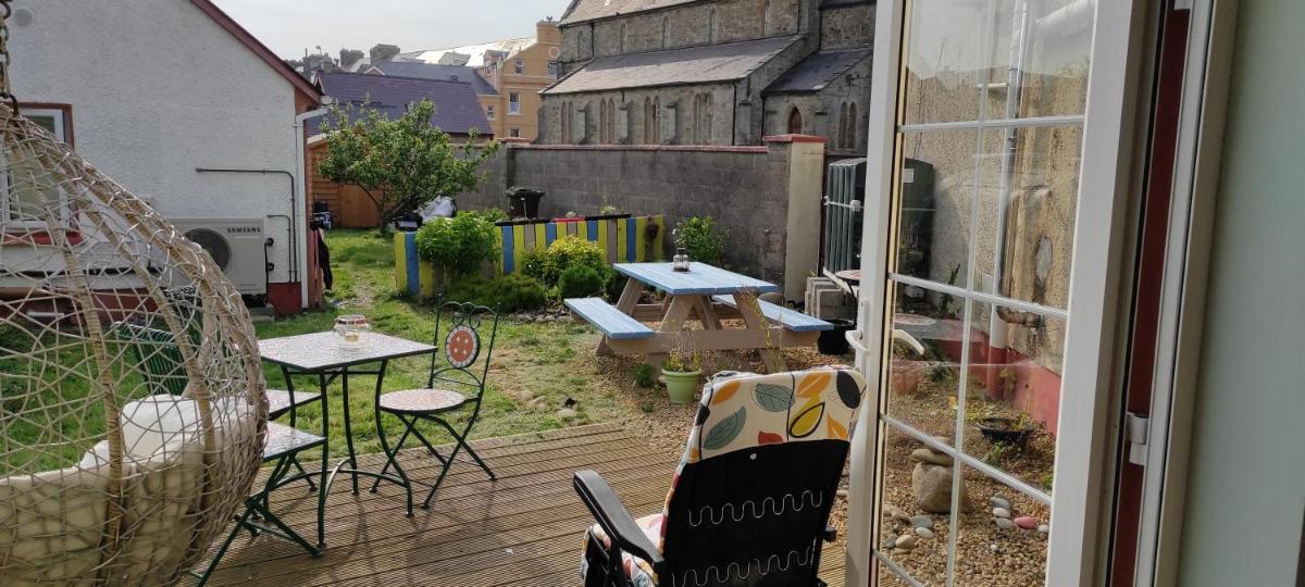 Luxury 3 bedroom house with peaceful garden, sleeps 6 and 2 mins to beach view 5