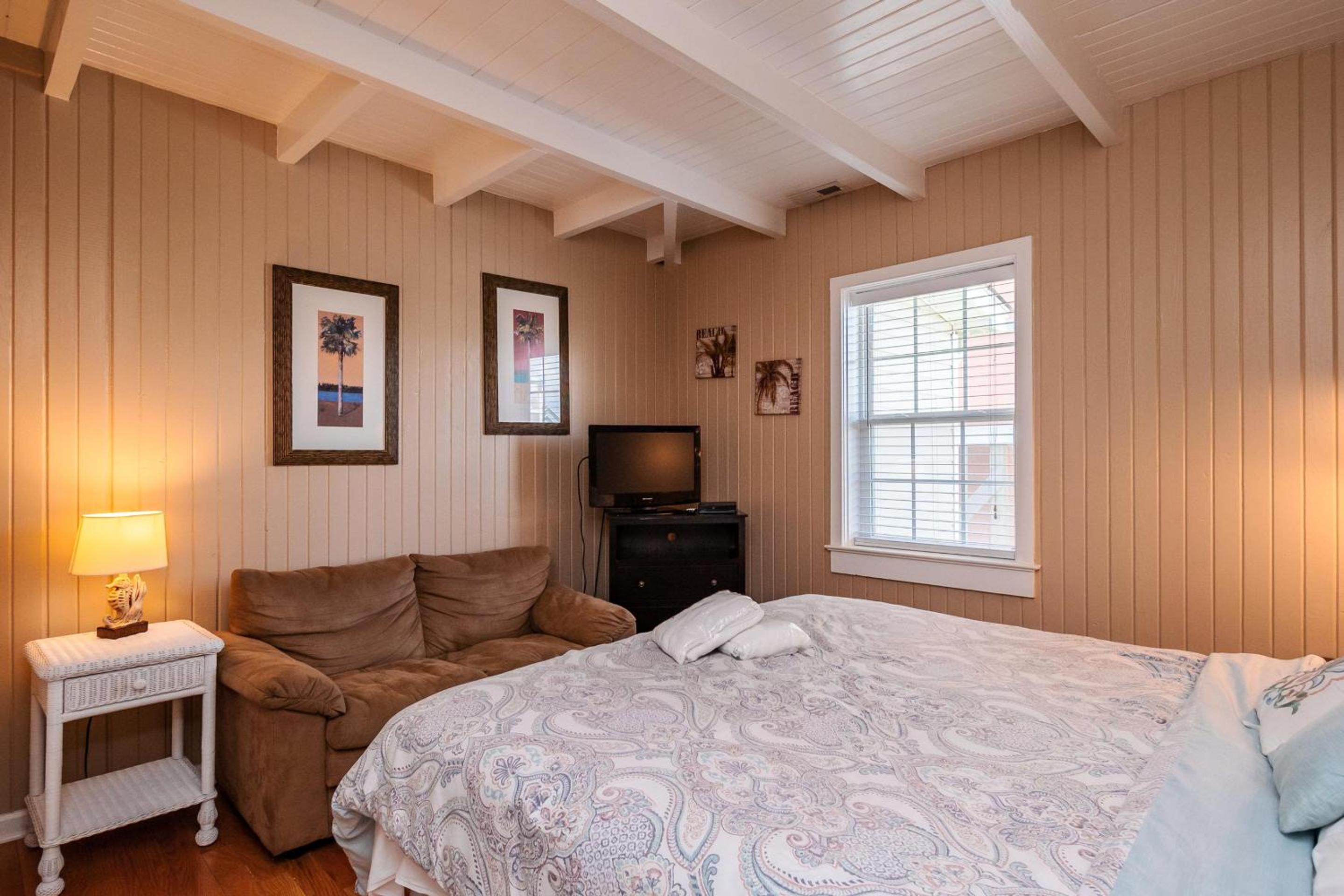 Coastal Breeze by Oak Island Accommodations