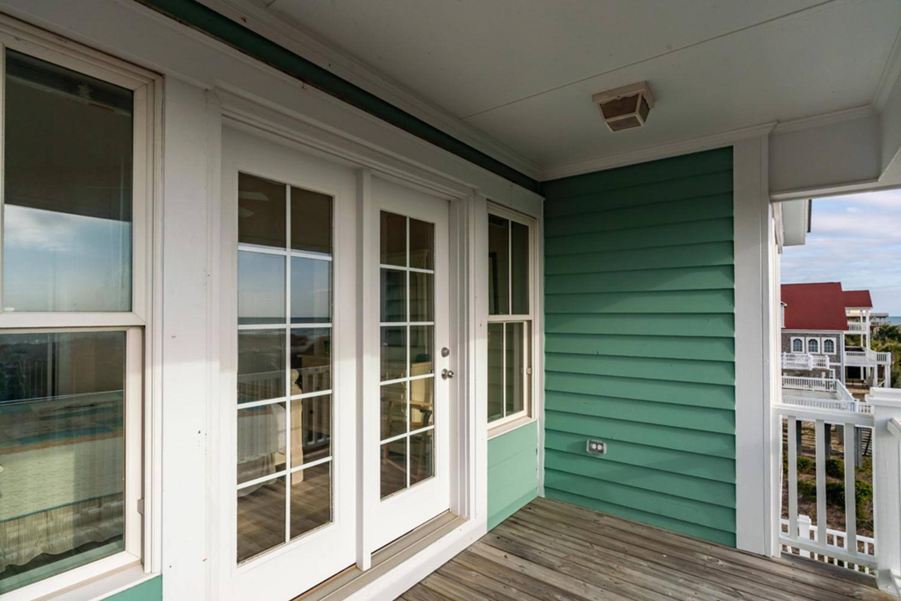 Emerald Breeze by Oak Island Accommodations view 3