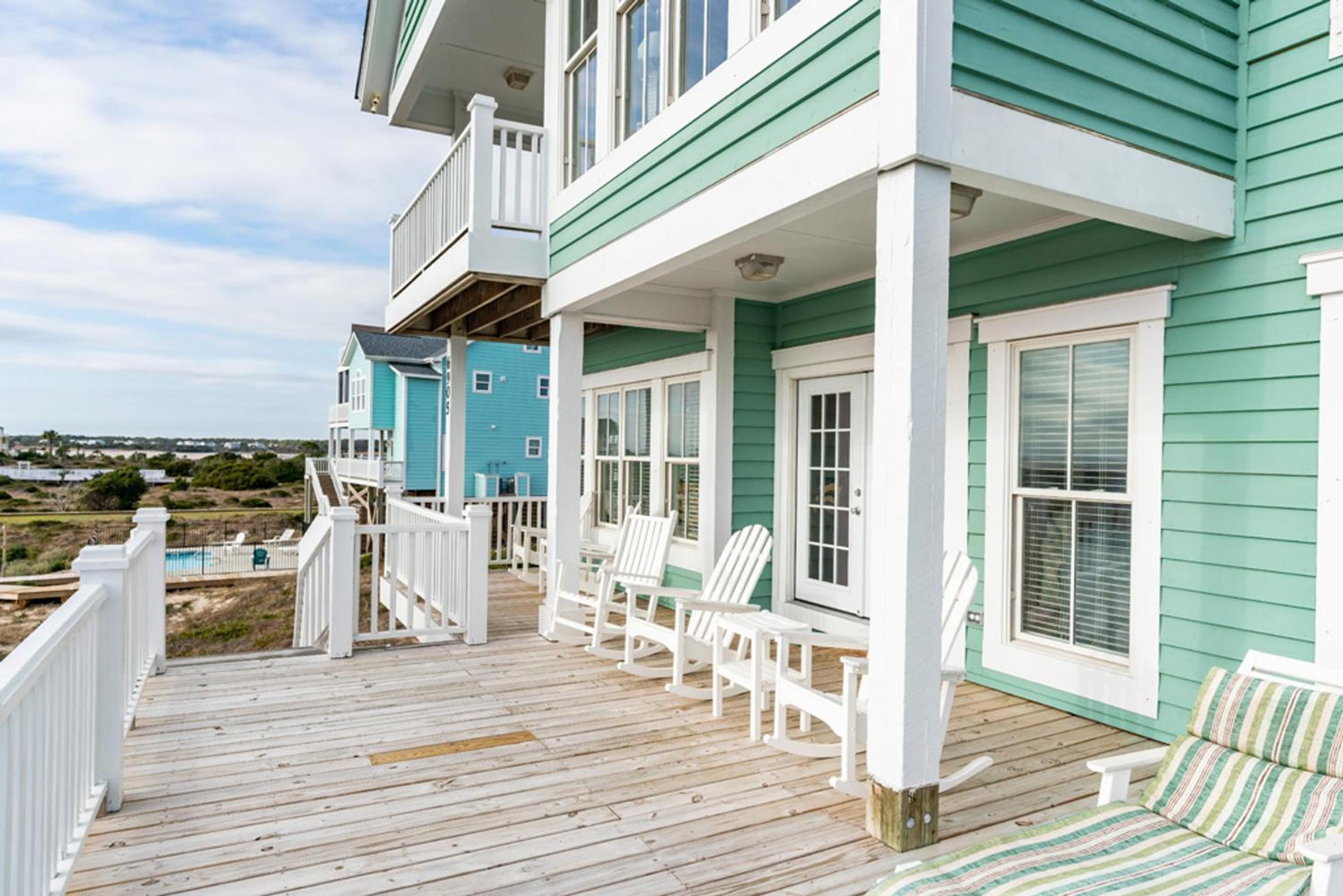 Emerald Breeze by Oak Island Accommodations view 4